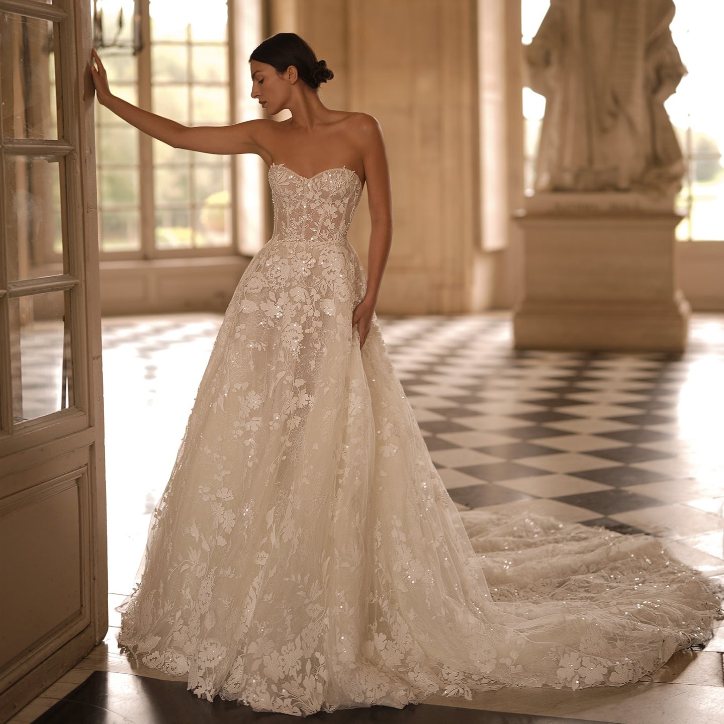Elegant Strapless Lace Ball Gown Wedding Dress SW081