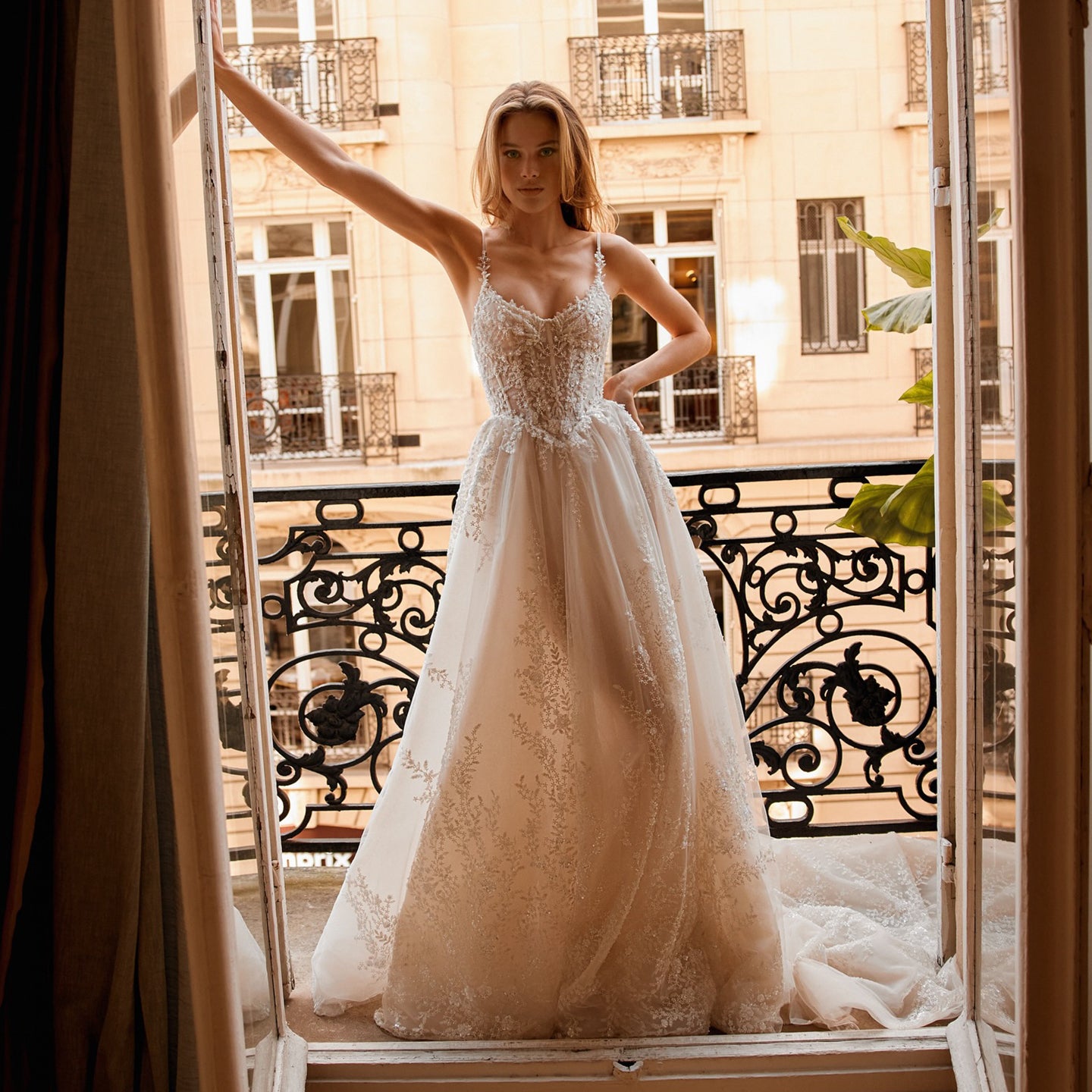 Luxury Romantic Lace Corset A-Line Wedding Dress with Train SW078