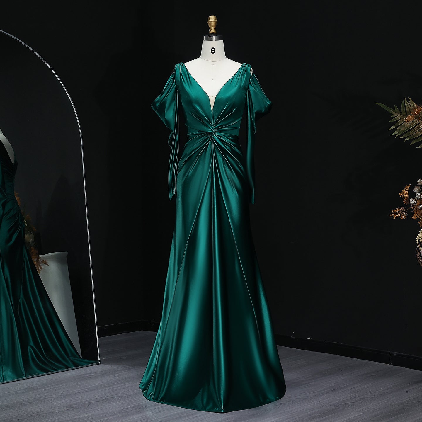 Elegant Emerald Green Satin Evening Gown with Flowing Sleeves V-Neck Mermaid Prom Dresses