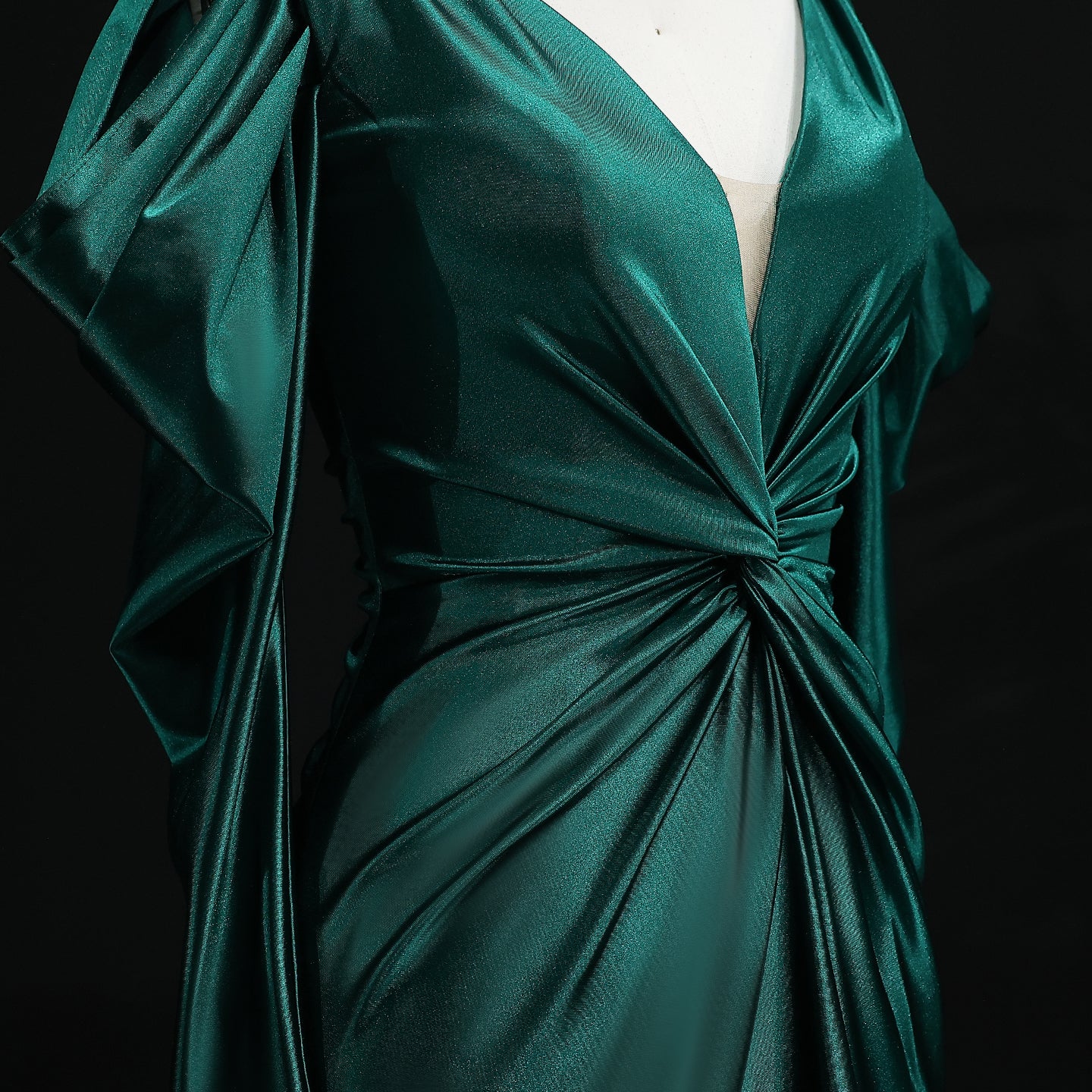 Elegant Emerald Green Satin Evening Gown with Flowing Sleeves V-Neck Mermaid Prom Dresses