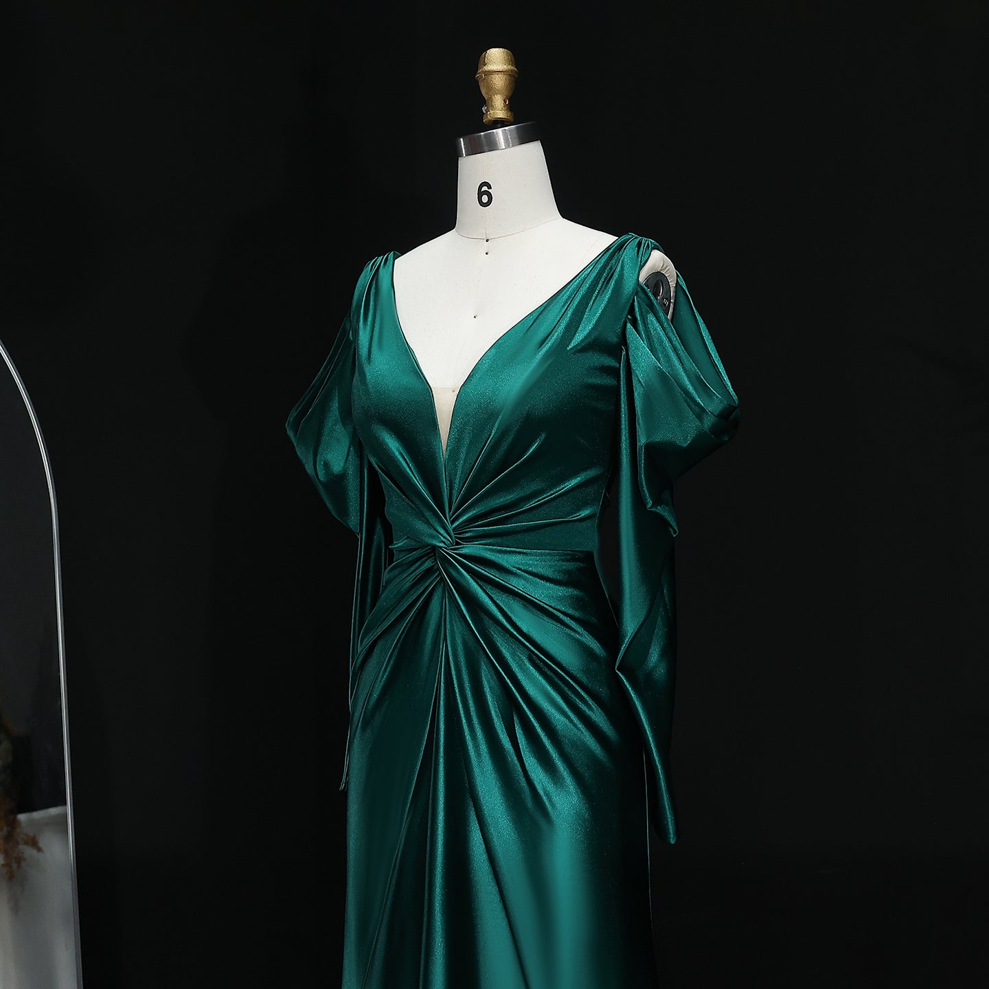 Elegant Emerald Green Satin Evening Gown with Flowing Sleeves V-Neck Mermaid Prom Dresses