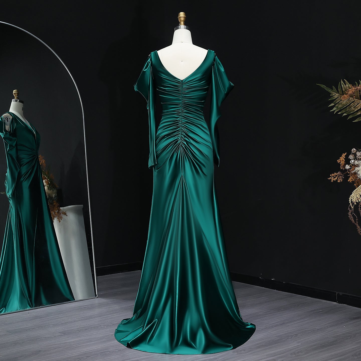 Elegant Emerald Green Satin Evening Gown with Flowing Sleeves V-Neck Mermaid Prom Dresses