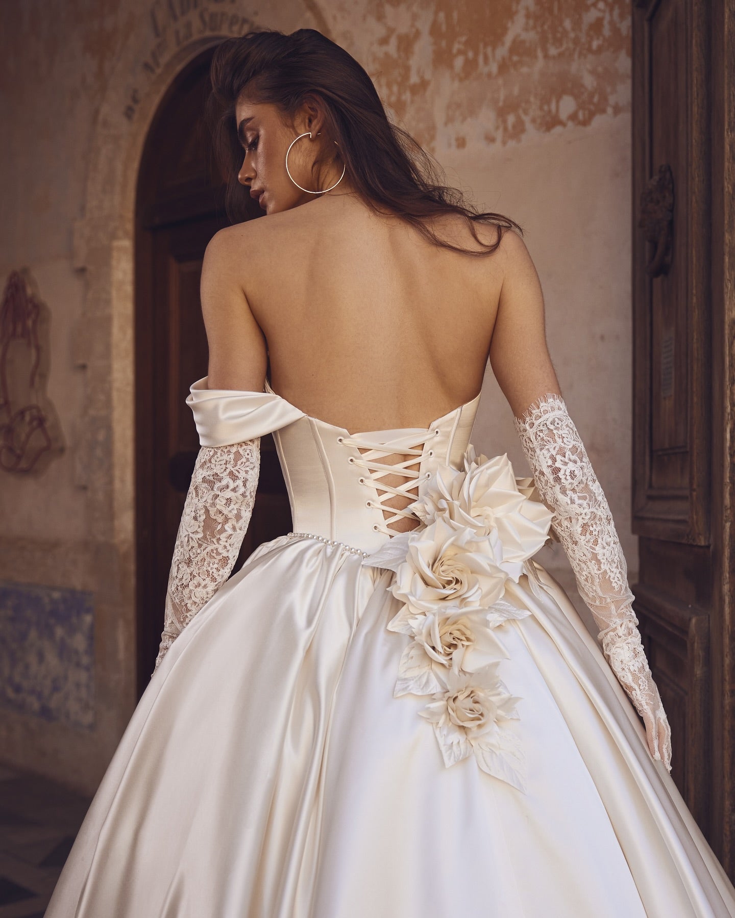 Off Shoulder Ivory Corset Bodice Ball Gown Wedding Dress with Glove SW083