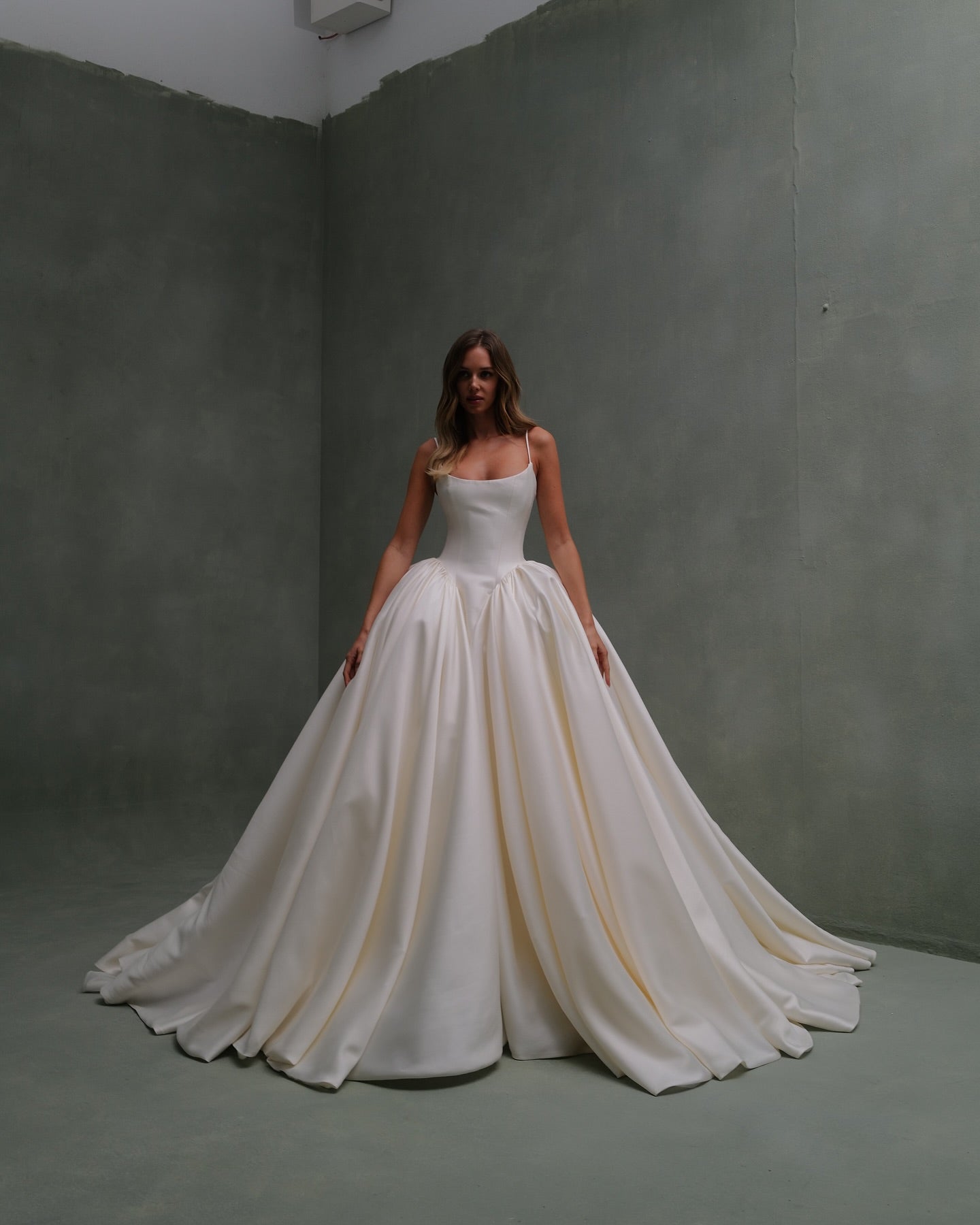Luxury 3D Floral Appliqué Ball Gown Wedding Dress SW079