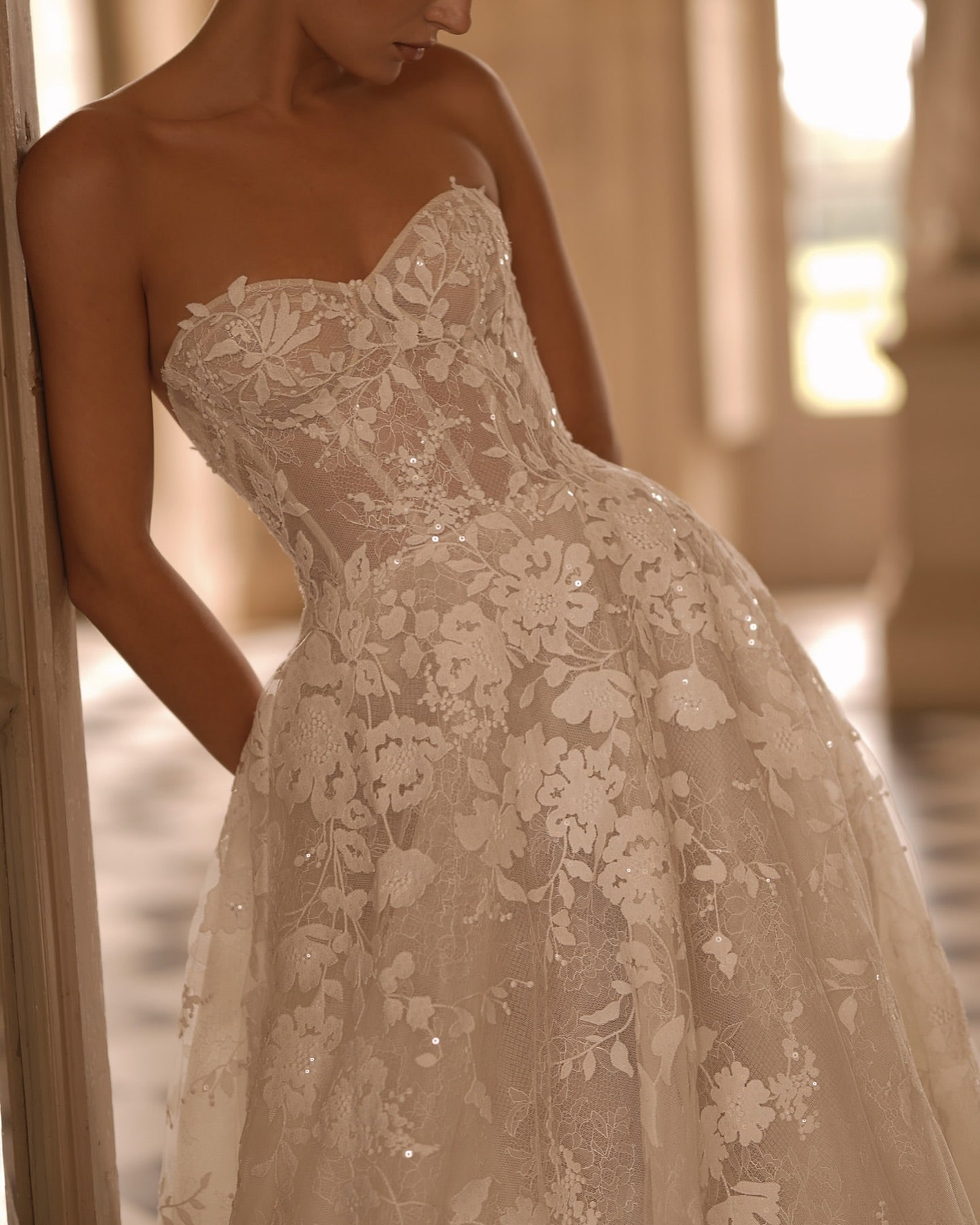 Elegant Strapless Lace Ball Gown Wedding Dress SW081