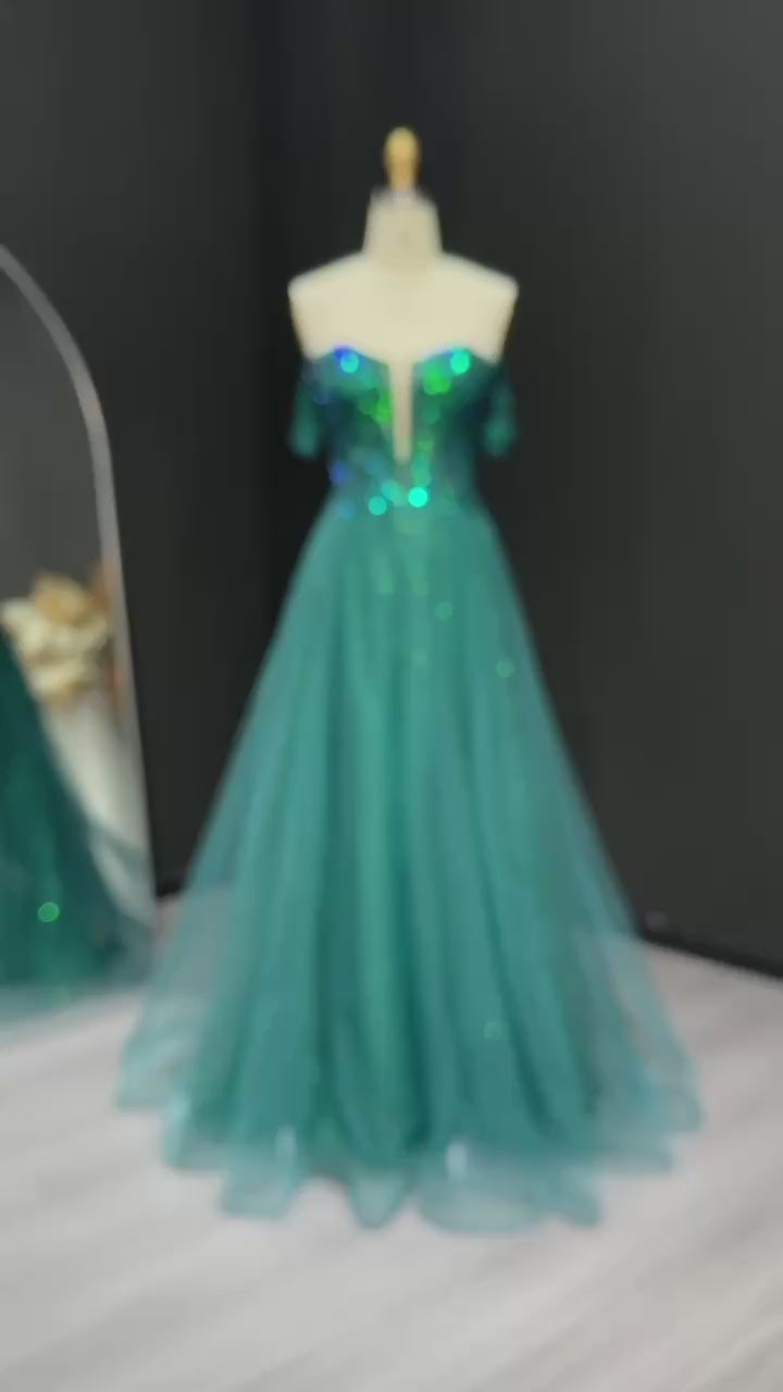 Load video: Sparkly Off-Shoulder Emerald Green Tulle Prom Dresses Sequined Lace-up Luxury Evening Party Gowns