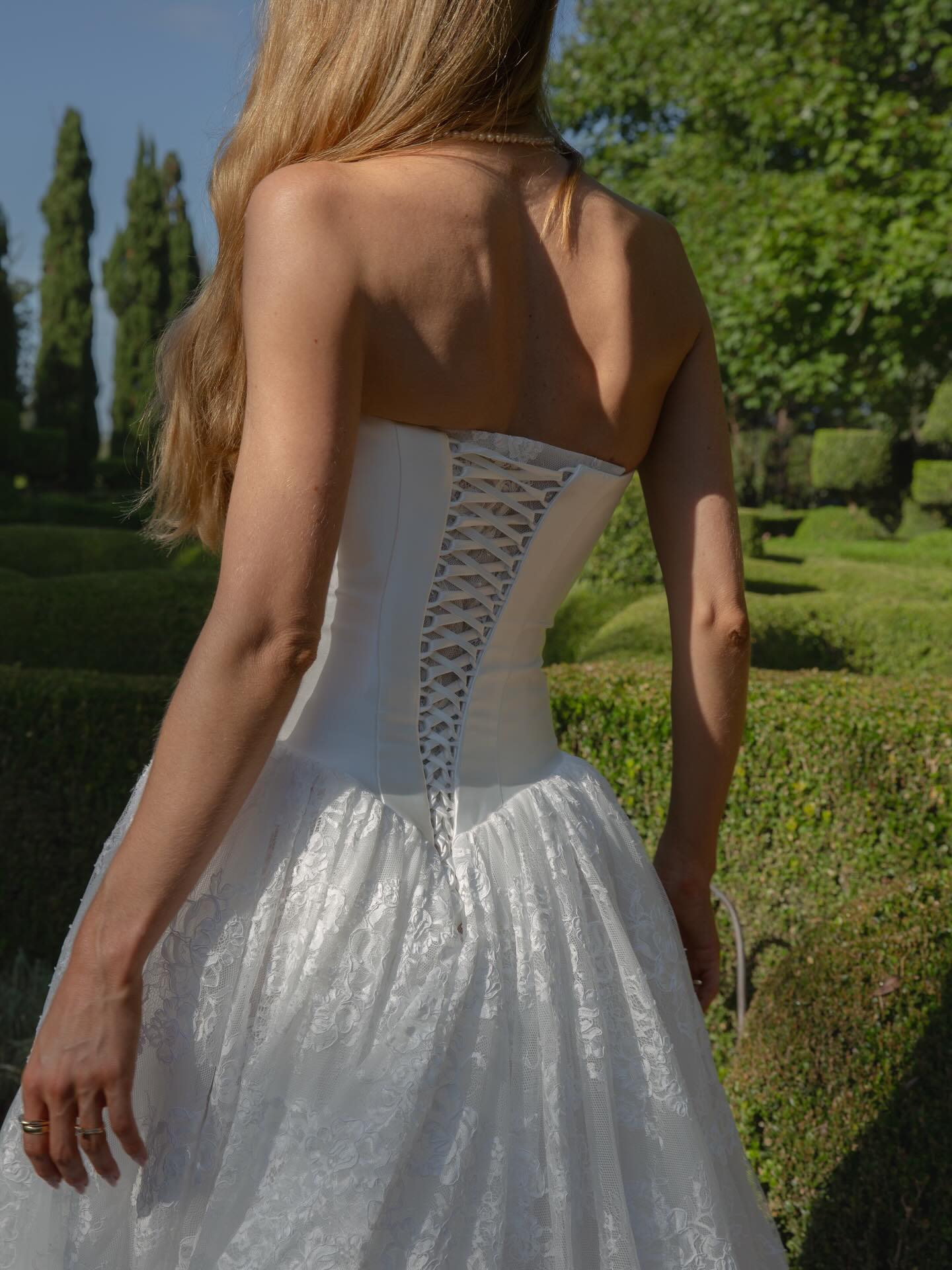 Luxury White Plain Satin Boned Corset Full Floral Lace Long Train Wedding Dress SH728 Sheer Fairy
