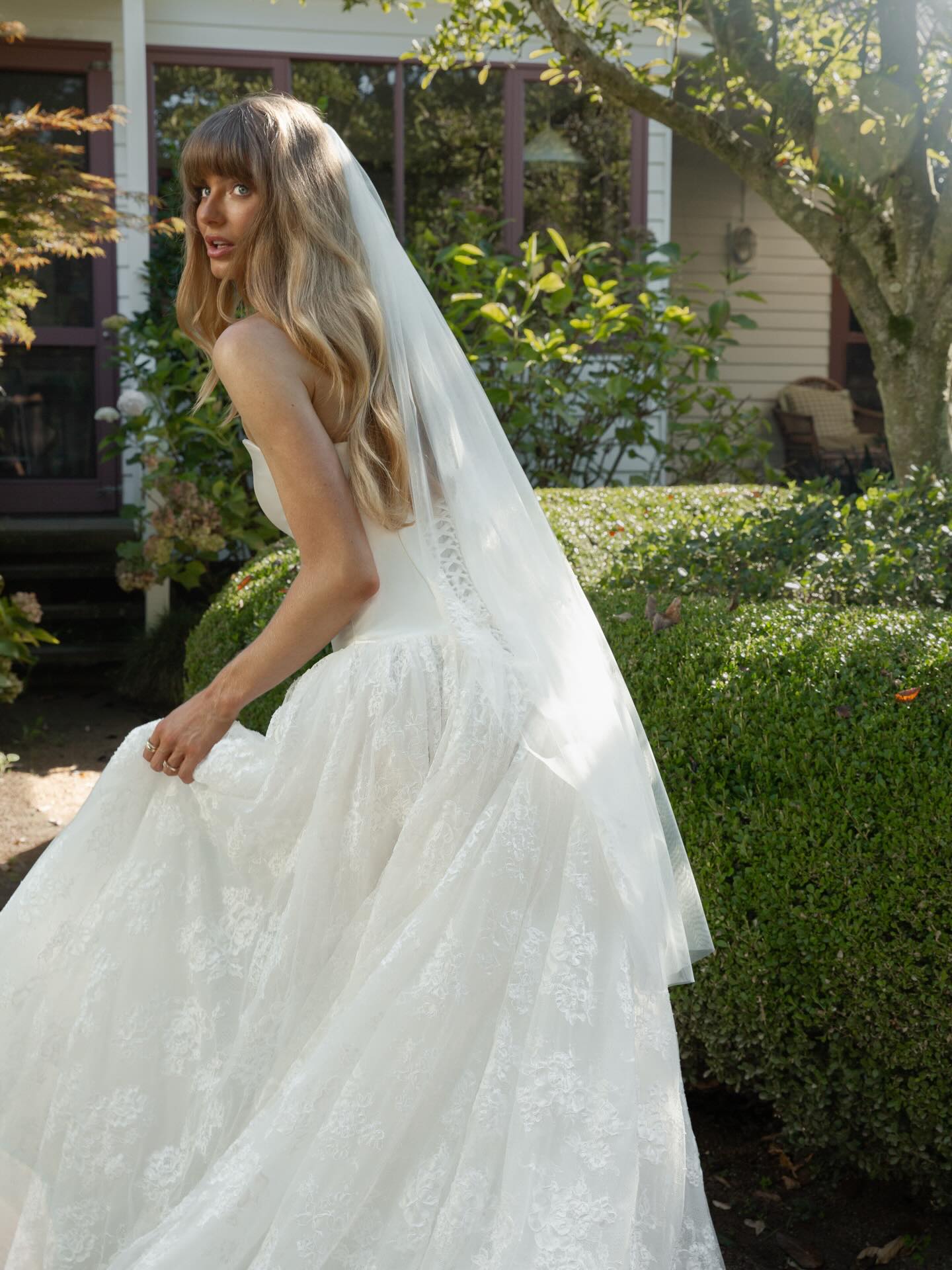 Luxury White Plain Satin Boned Corset Full Floral Lace Long Train Wedding Dress SH728 Sheer Fairy