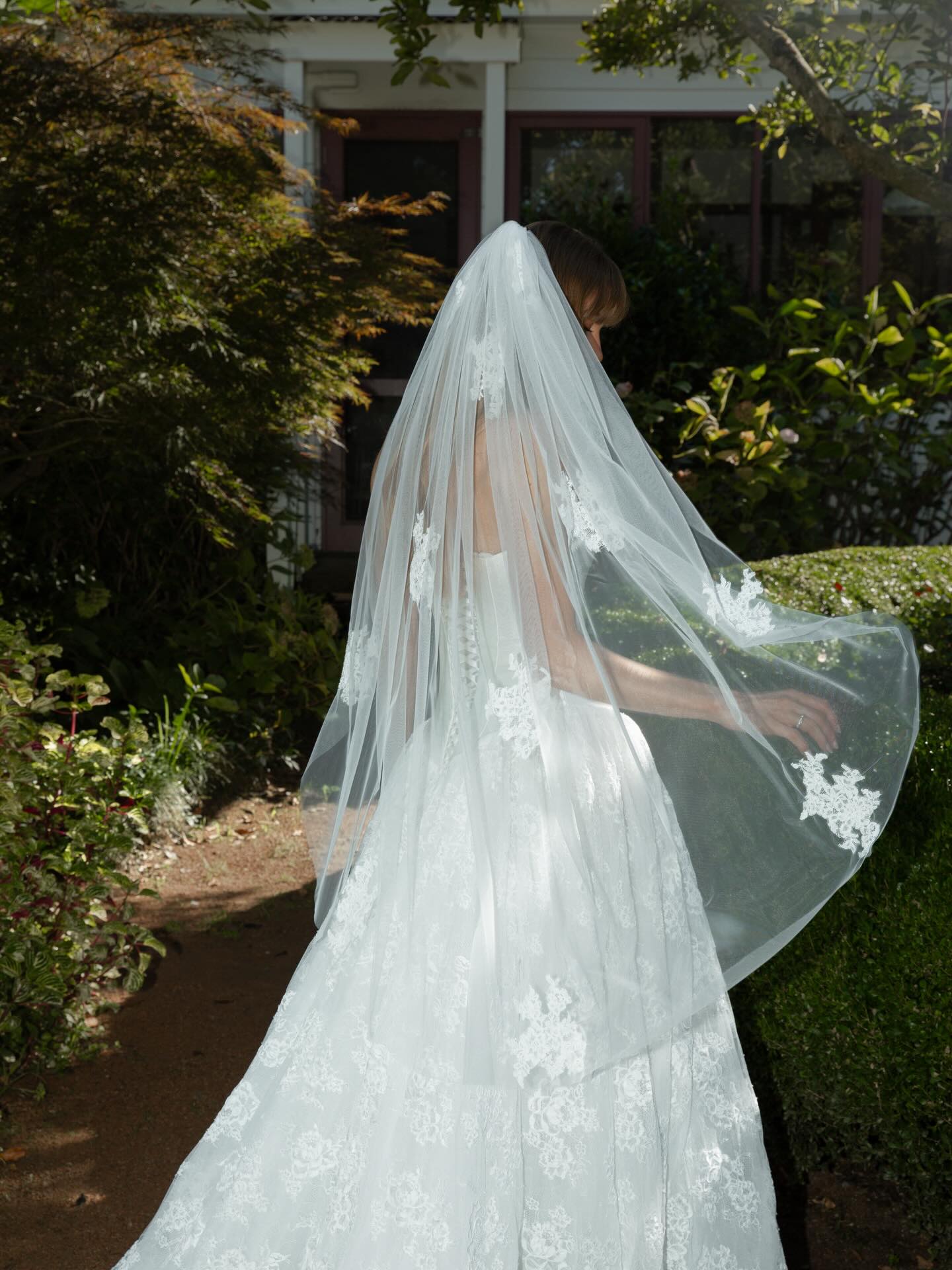 Luxury White Plain Satin Boned Corset Full Floral Lace Long Train Wedding Dress SH728 Sheer Fairy