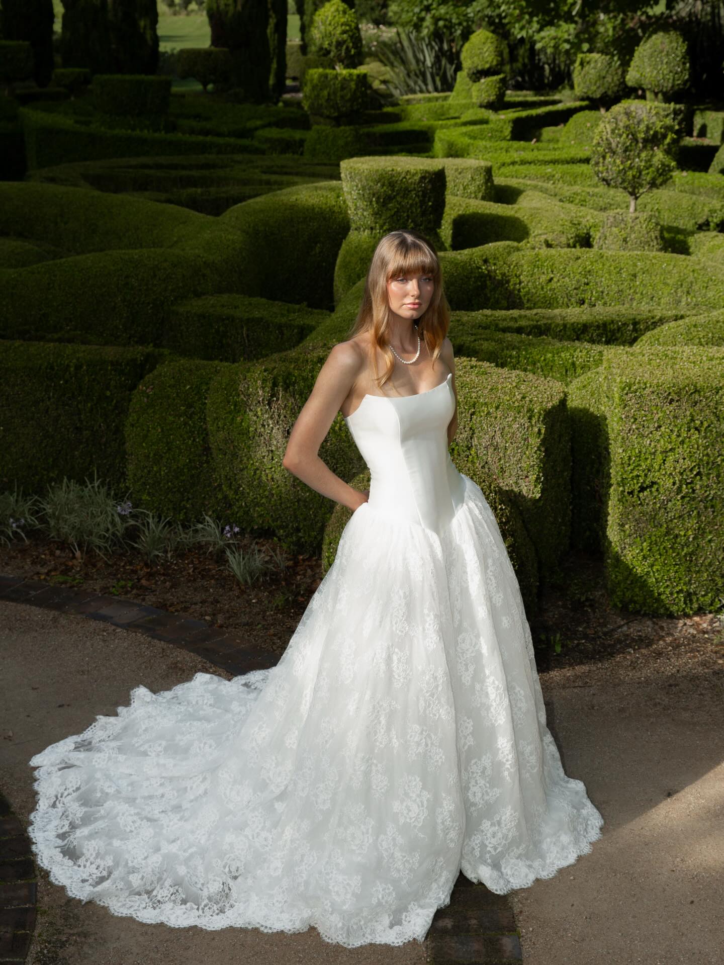 Luxury White Plain Satin Boned Corset Full Floral Lace Long Train Wedding Dress SH728 Sheer Fairy