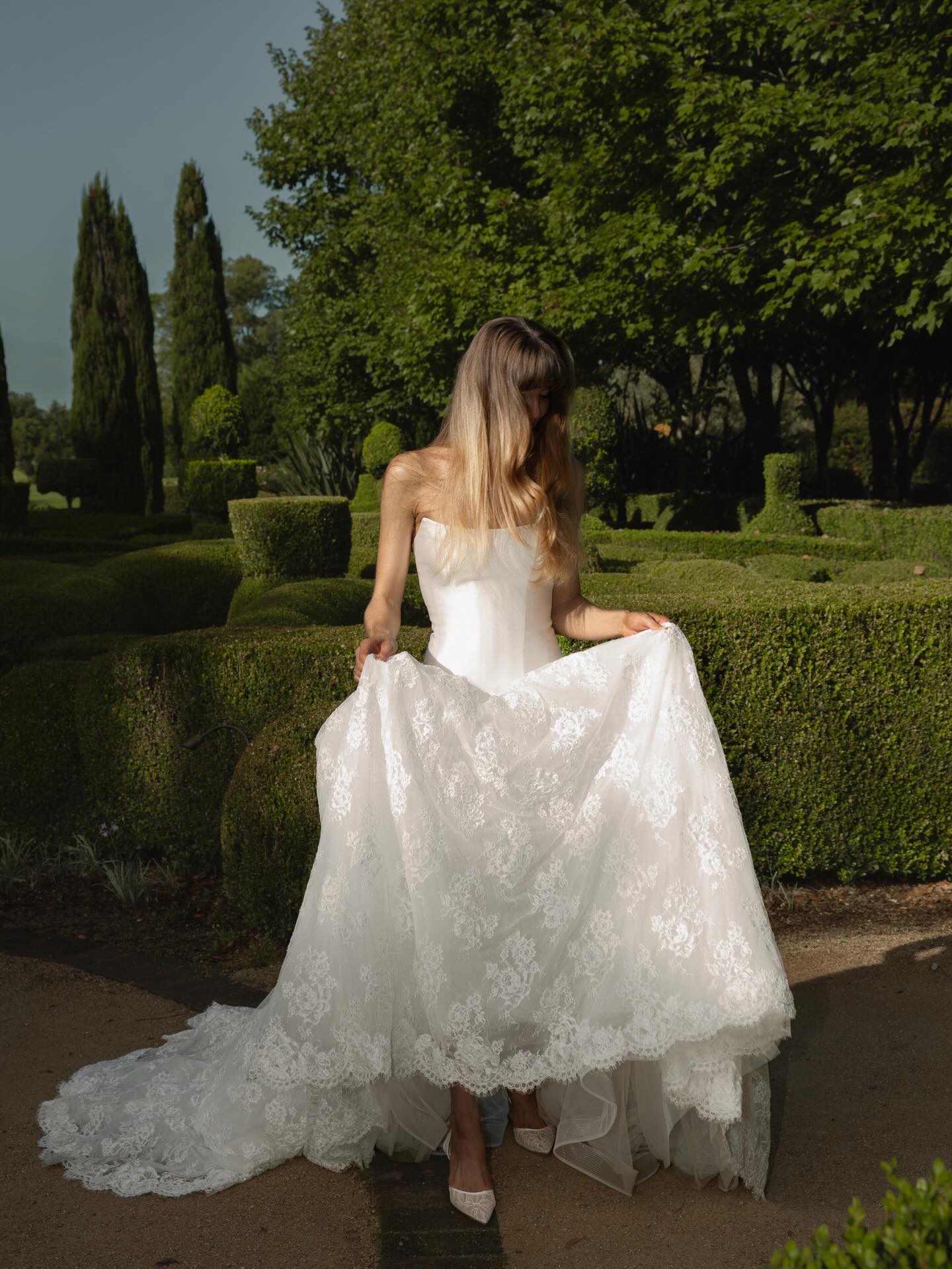 Luxury White Plain Satin Boned Corset Full Floral Lace Long Train Wedding Dress SH728 Sheer Fairy