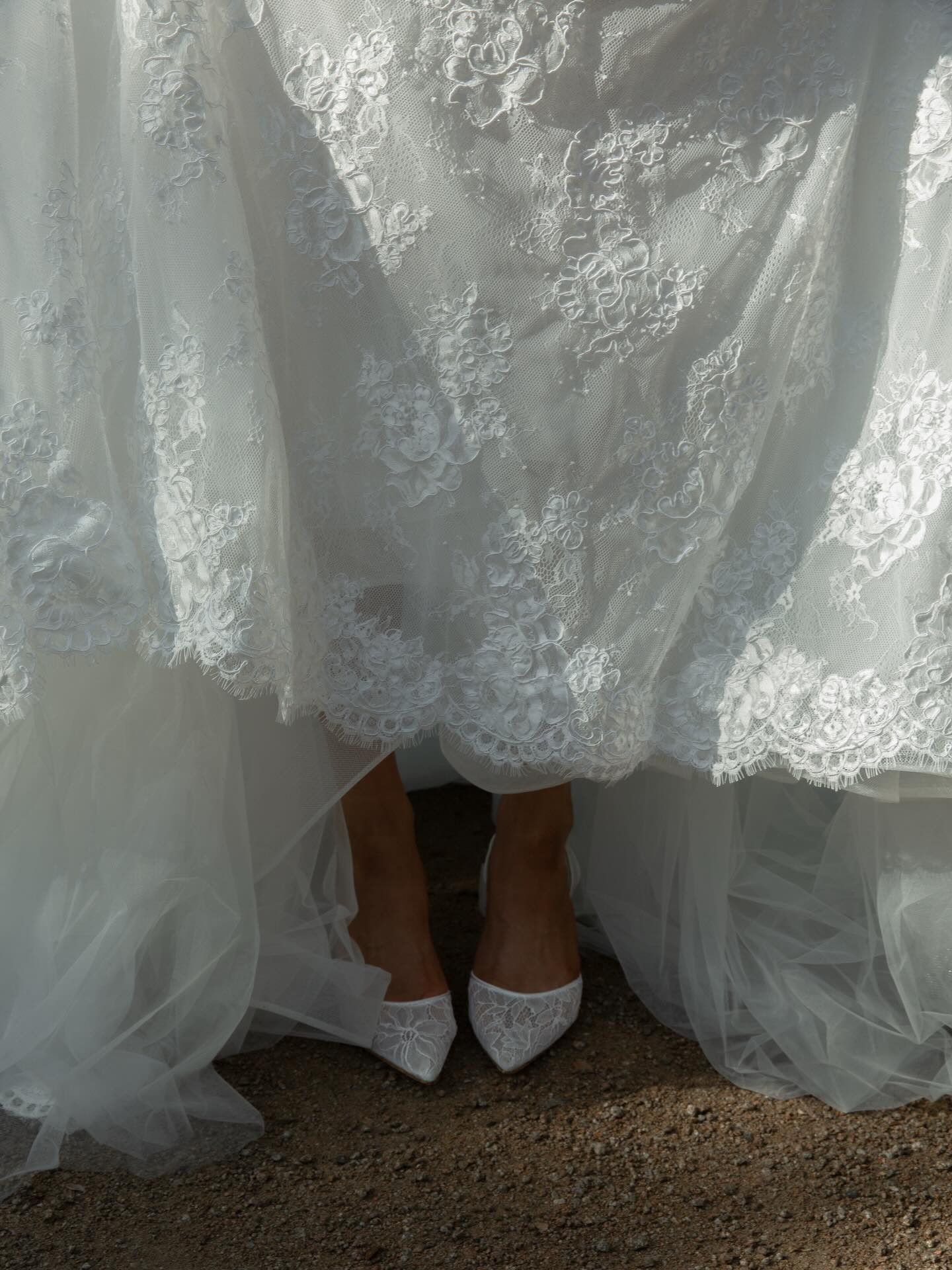 Luxury White Plain Satin Boned Corset Full Floral Lace Long Train Wedding Dress SH728 Sheer Fairy
