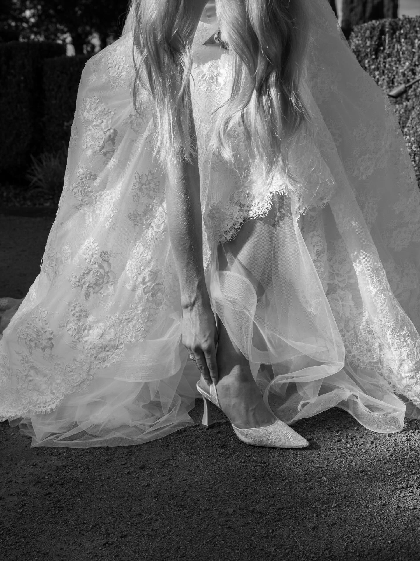 Luxury White Plain Satin Boned Corset Full Floral Lace Long Train Wedding Dress SH728 Sheer Fairy