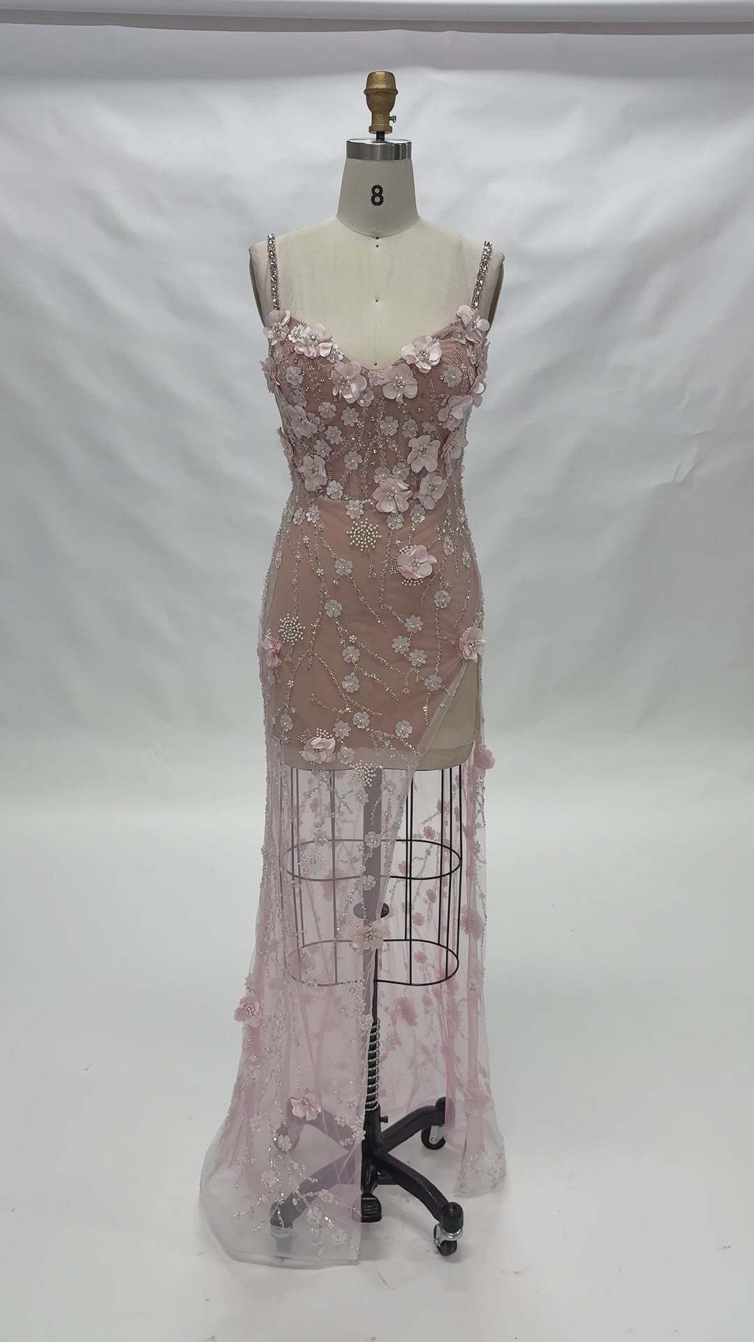 Carica video: Pink 3D Floral Tulle Mermaid Evening Gown ST072