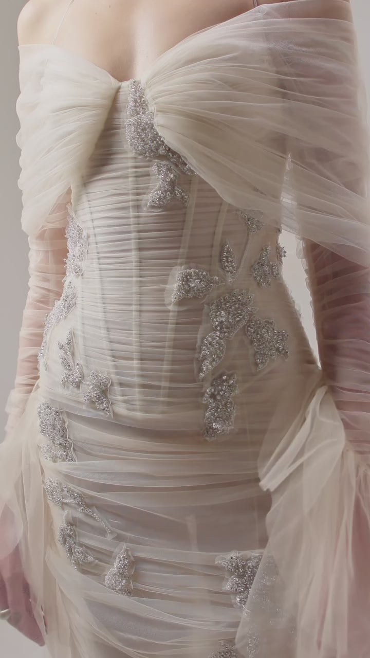 Video laden: Sheer Off-the-Shoulder Tulle Mermaid Wedding Dress SW521