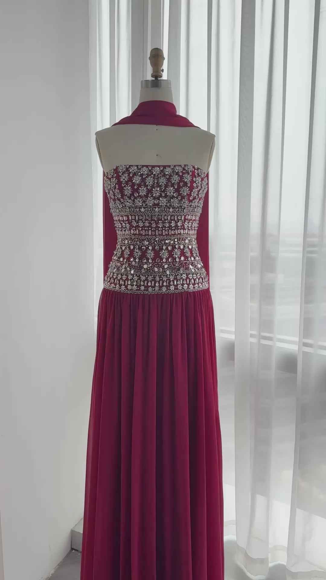 Charger la vidéo : Beaded Chiffon A-Line Strapless Mermaid Evening Dress SS539