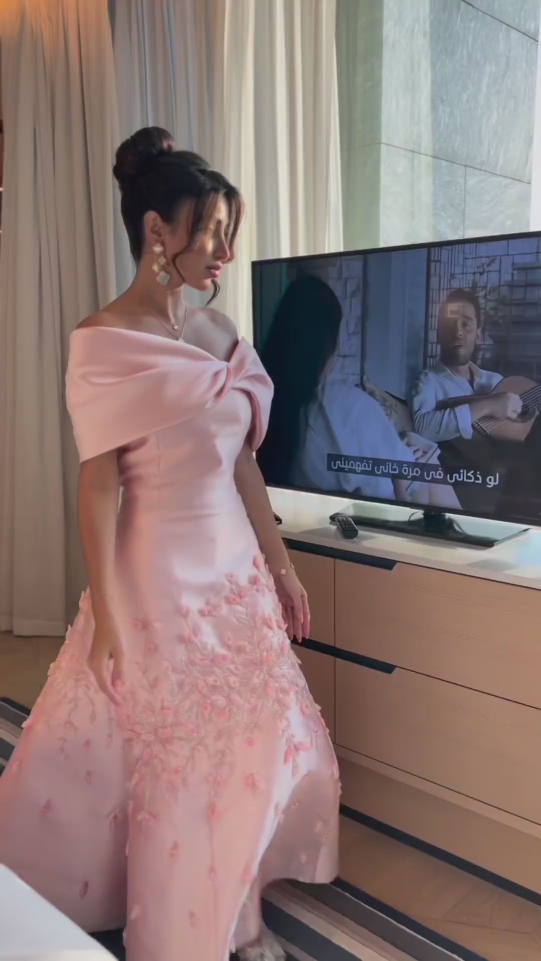 Charger la vidéo : Off-the-Shoulder Long Pink Satin Mermaid Evening Dress with Floral Appliqués SS464