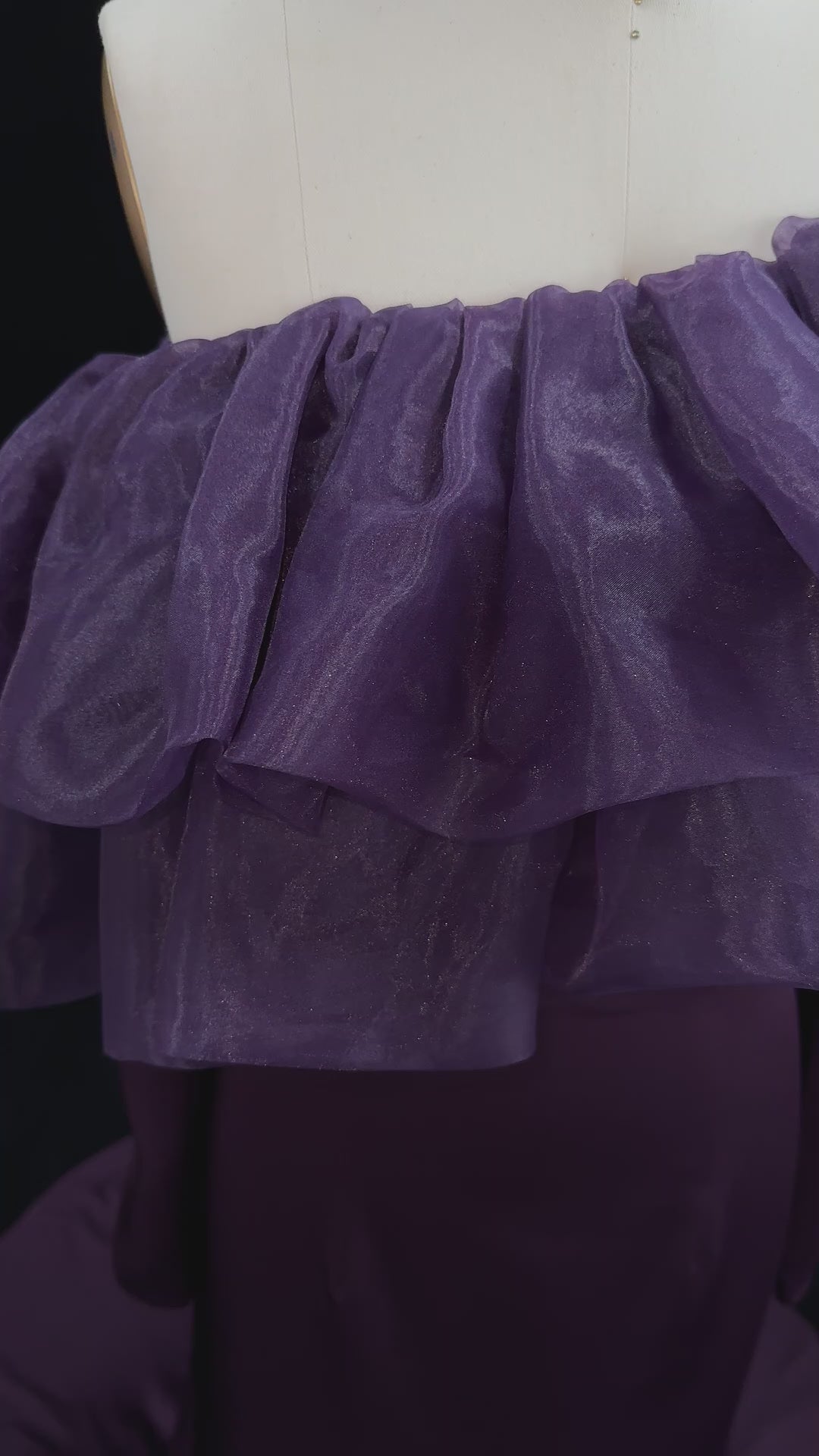 Video laden: Purple Ruffled Satin One-Shoulder Sheath Evening Dress SF323