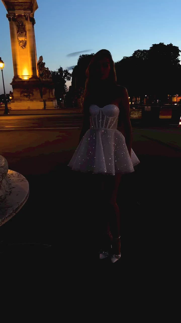 Charger la vidéo : Sparkly Strapless A-Line Wedding Dress with Bow Details SW112