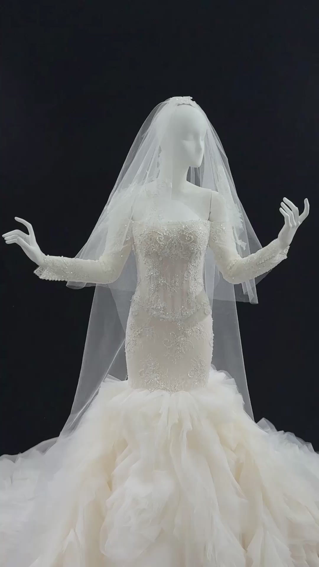 Carica video: Off White Lace Long Sleeve Corset Mermaid Wedding Gown