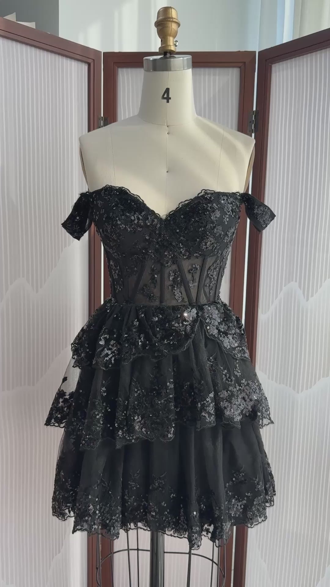 Cargar vídeo: Champagne Sequin Tiered Ballgown Homecoming Dress RM156