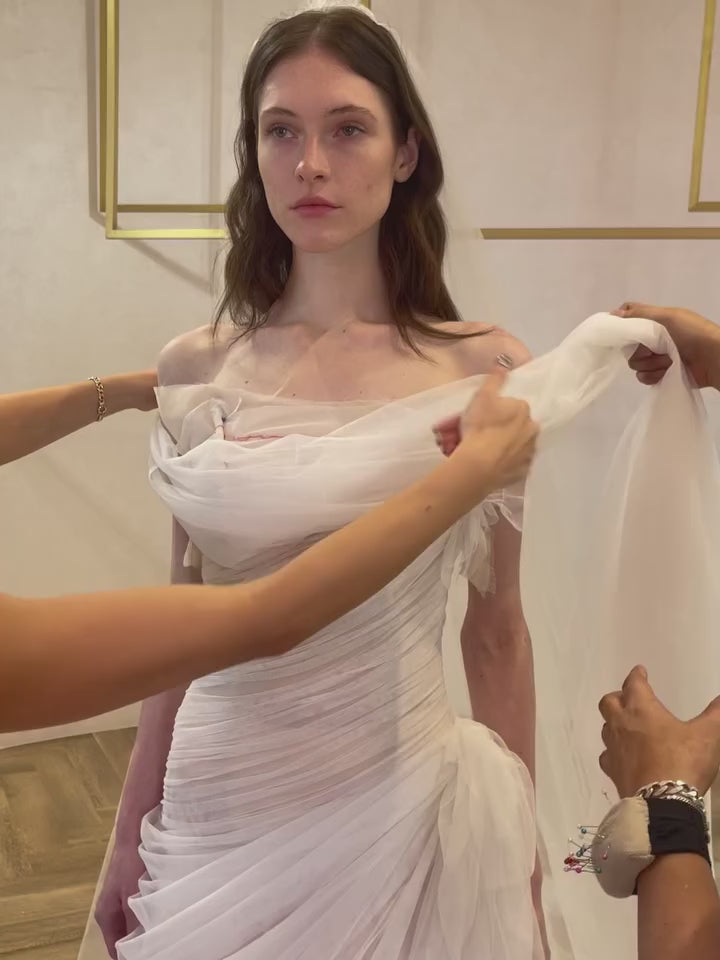 Video laden: Strapless Draped Tulle A-Line Wedding Dress with 3D Florals &amp; Veil SW232