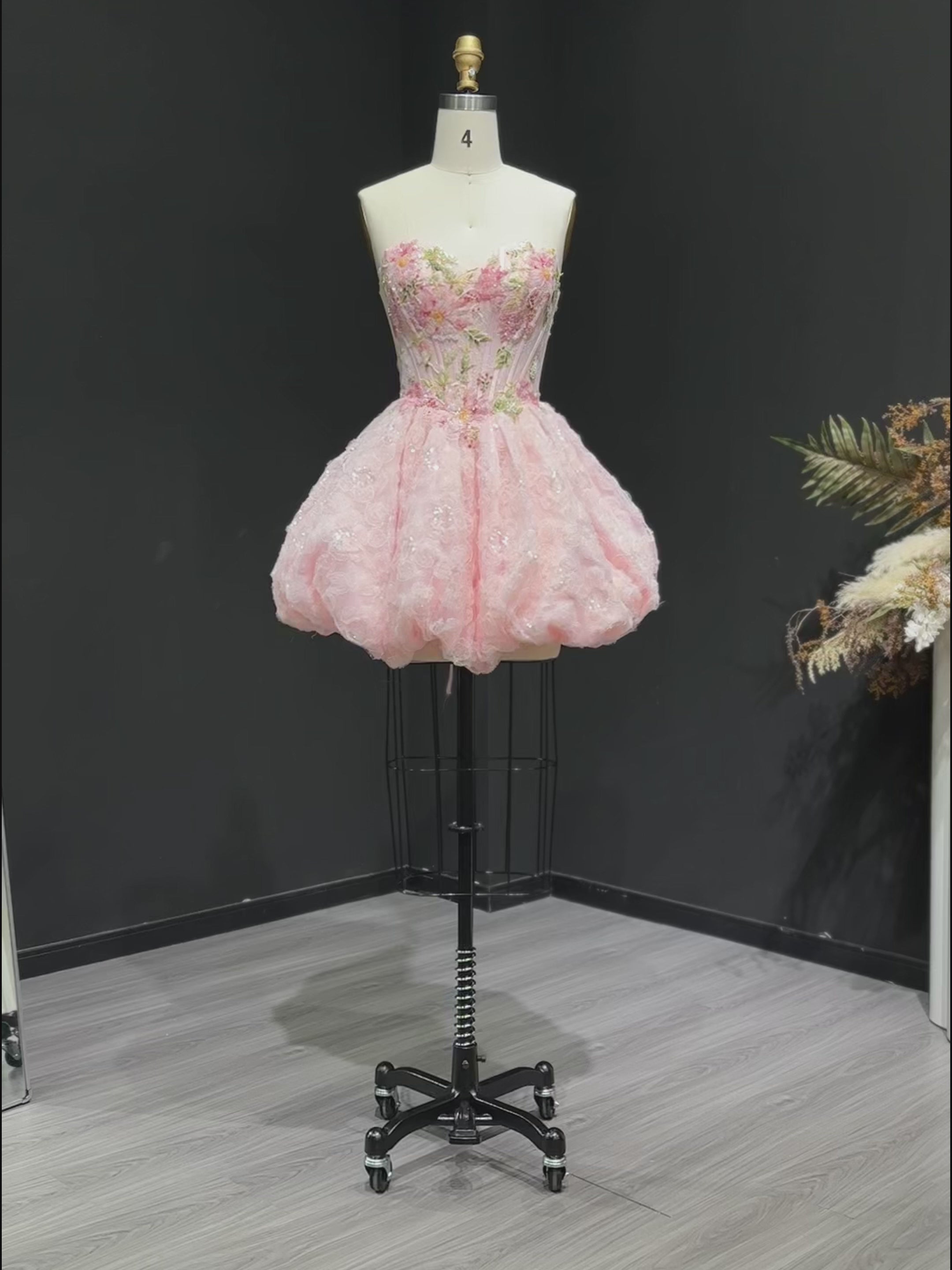 Cargar vídeo: Blush Pink Sweetheart Floral Corset Homecoming Dress RM136