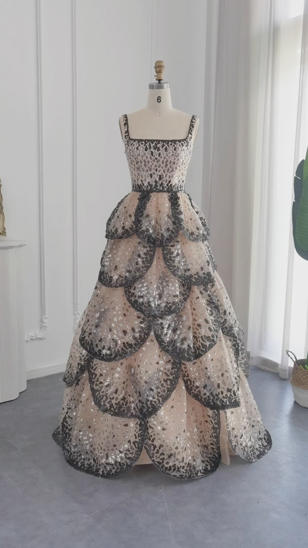 Carica video: Champagne Silver Sequin Tiered Evening Dress SS243