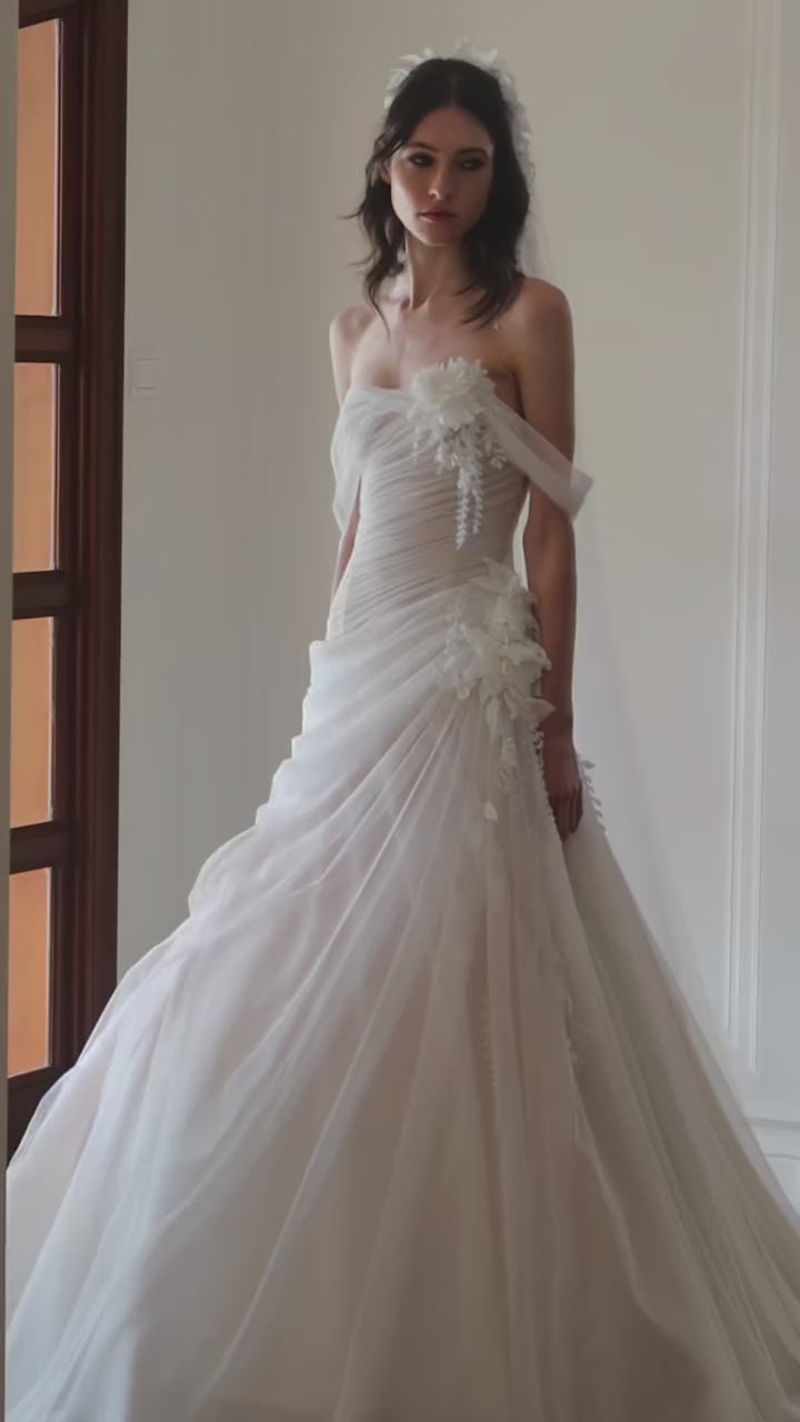 Video laden: Strapless Draped Tulle A-Line Wedding Dress with 3D Florals &amp; Veil SW232