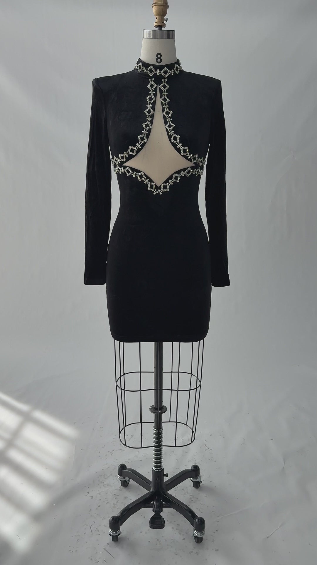 Video laden: Black Velvet Diamond Trim Cutout Evening Dress ST050