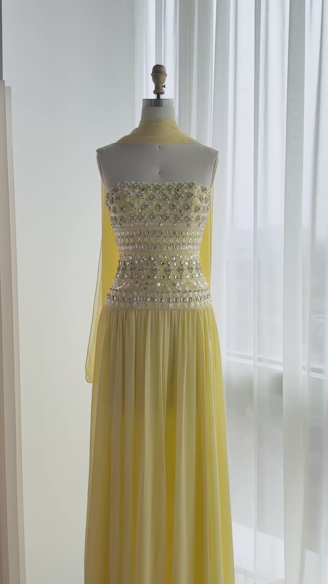 Charger la vidéo : Beaded Chiffon A-Line Strapless Mermaid Evening Dress SS539