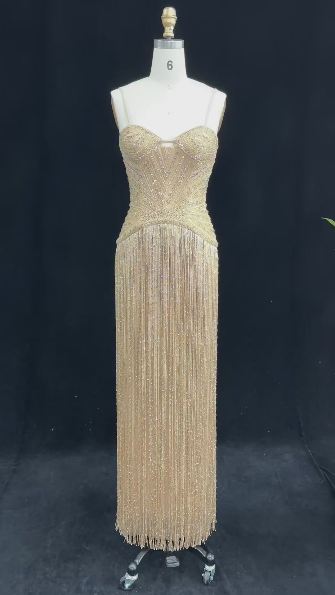 Carregar vídeo: Glamorous Yellow Fringe A Line Evening Gown with Beaded Sweetheart Neckline SS522
