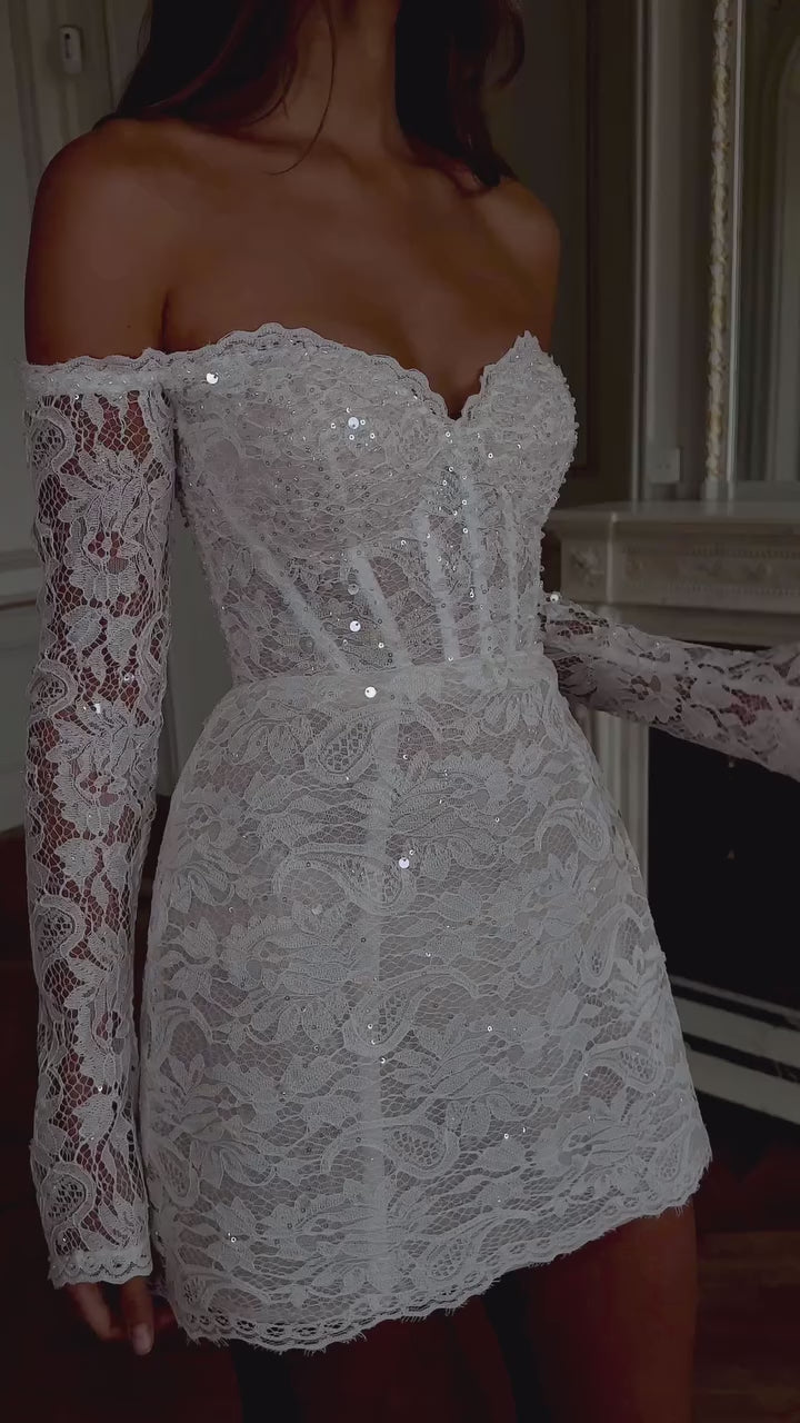 Charger la vidéo : Luxury Sequin Off Shoulder Mini Wedding Dress with Long Sleeves SW099