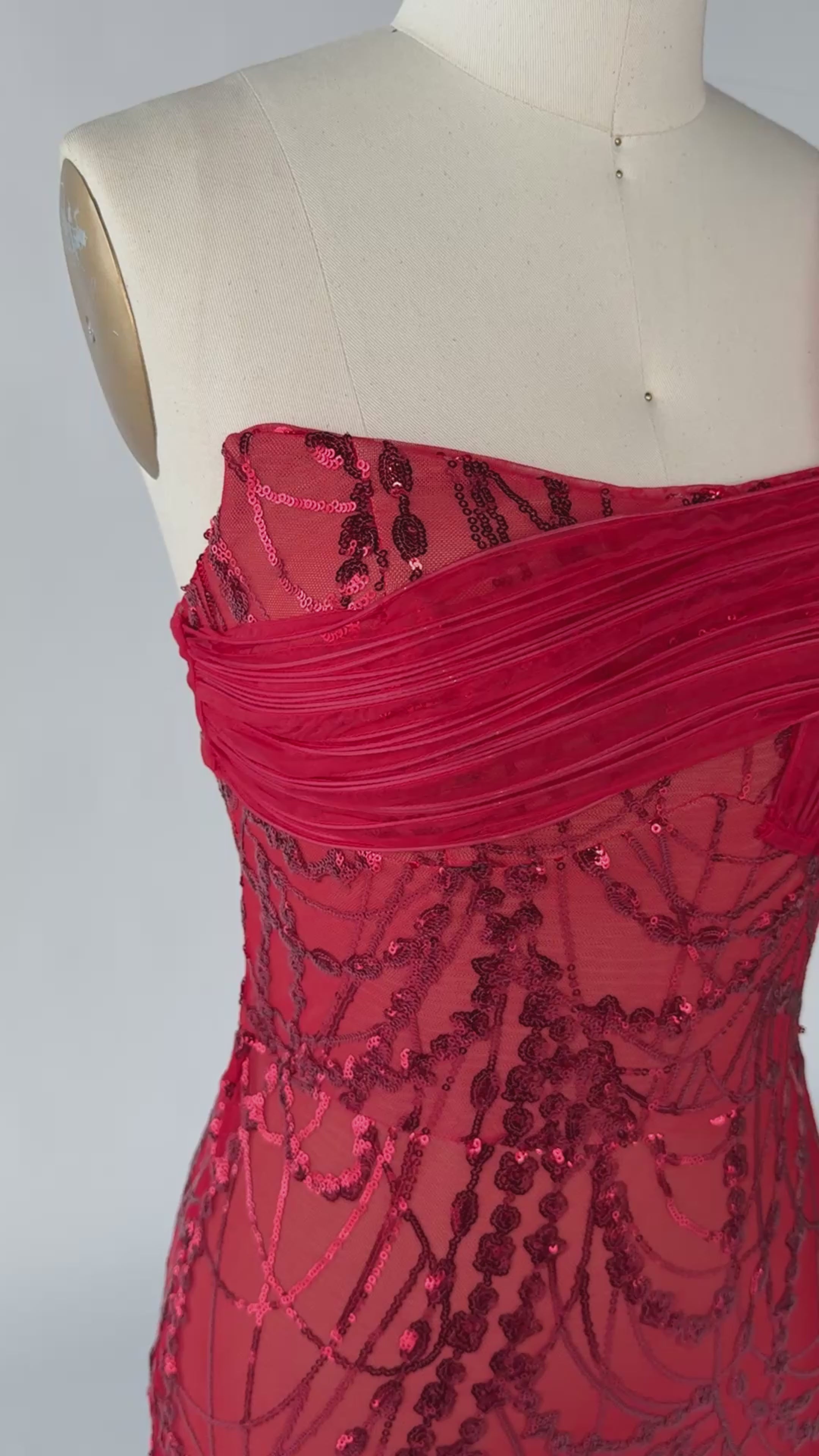 Carica video: Red Sequin One Shoulder Mini Evening Dress with 3D Sculptural Wave Detail ST015