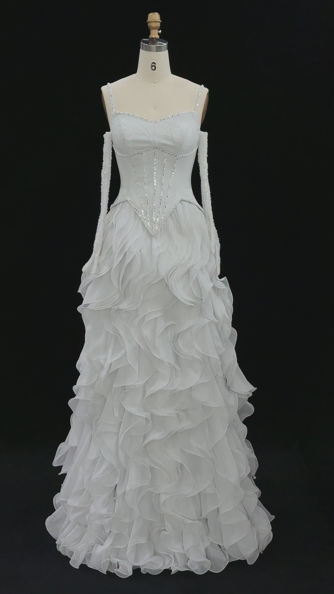 Charger la vidéo : Luxurious Light Grey Corset Ball Gown Cascading Ruffle Tiered Evening Dress With Gloves SS672