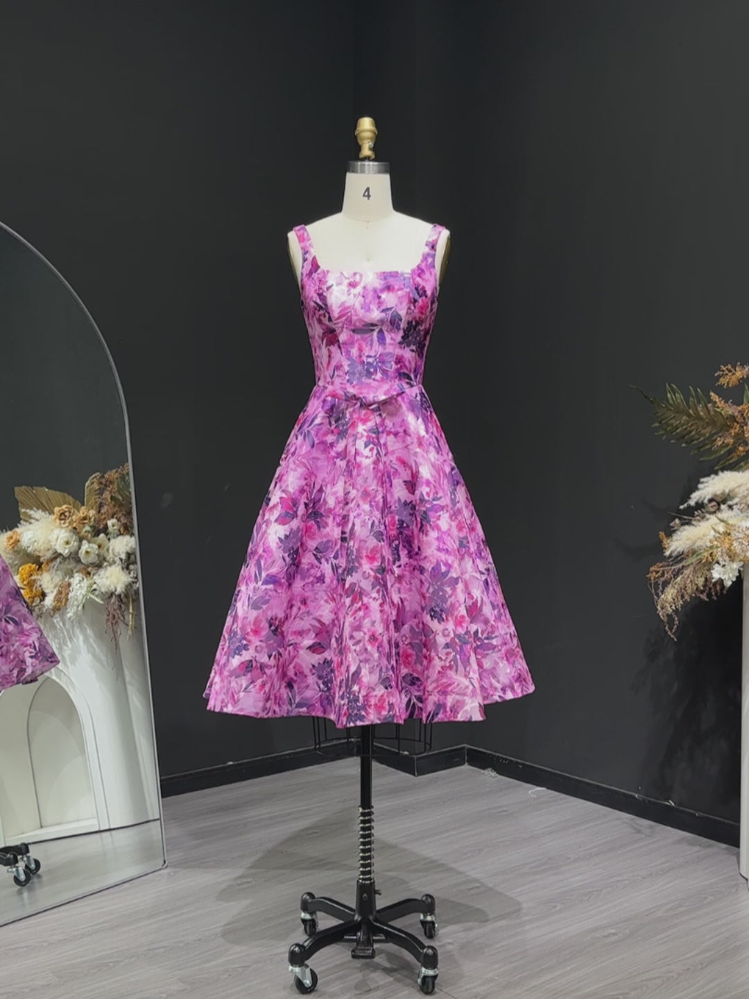 Carica video: Purple Floral A-Line Open Back Homecoming Dress RM129
