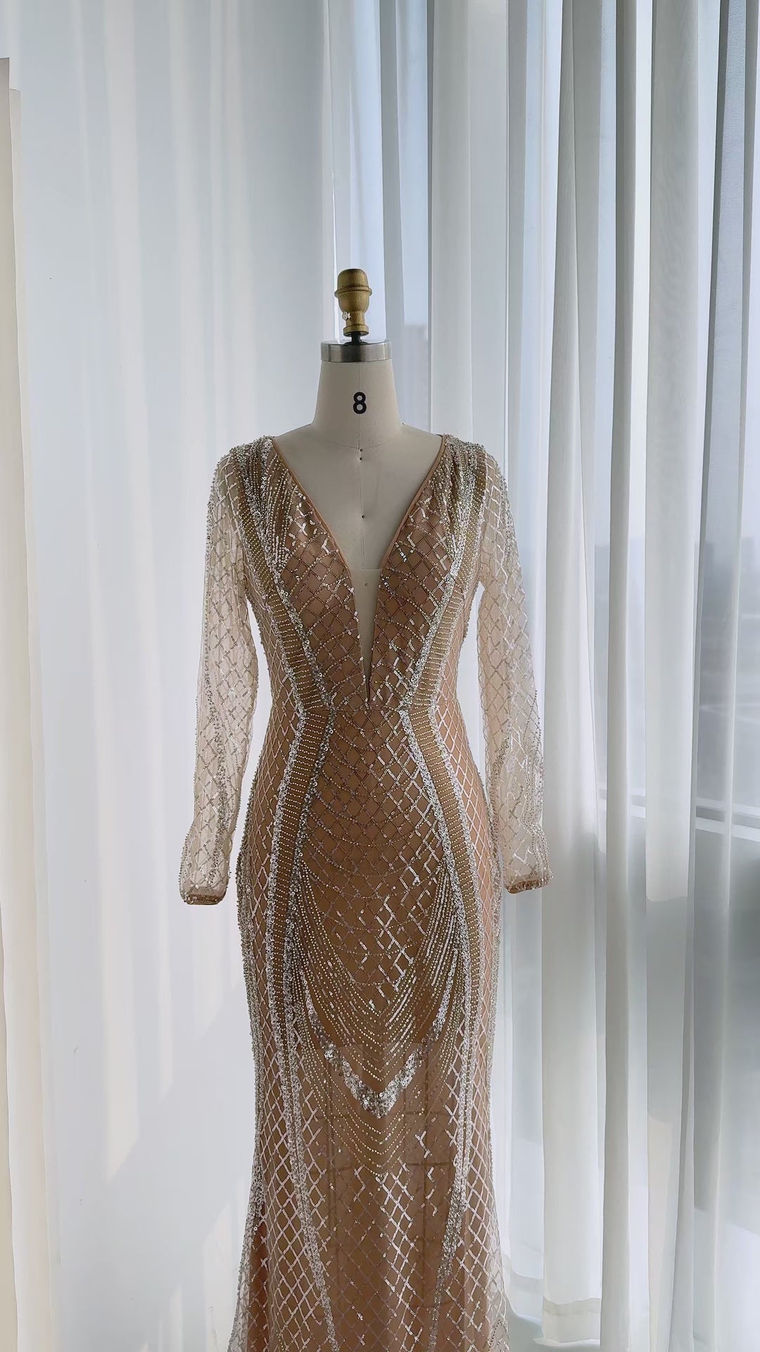 Carica video: Champagne Tulle Long Sleeve Evening Gown