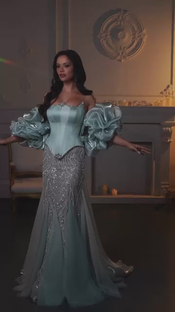 Video laden: Luxury Aqua Off-the-Shoulder Mermaid Evening Gown with Ruffle Sleeves SS501