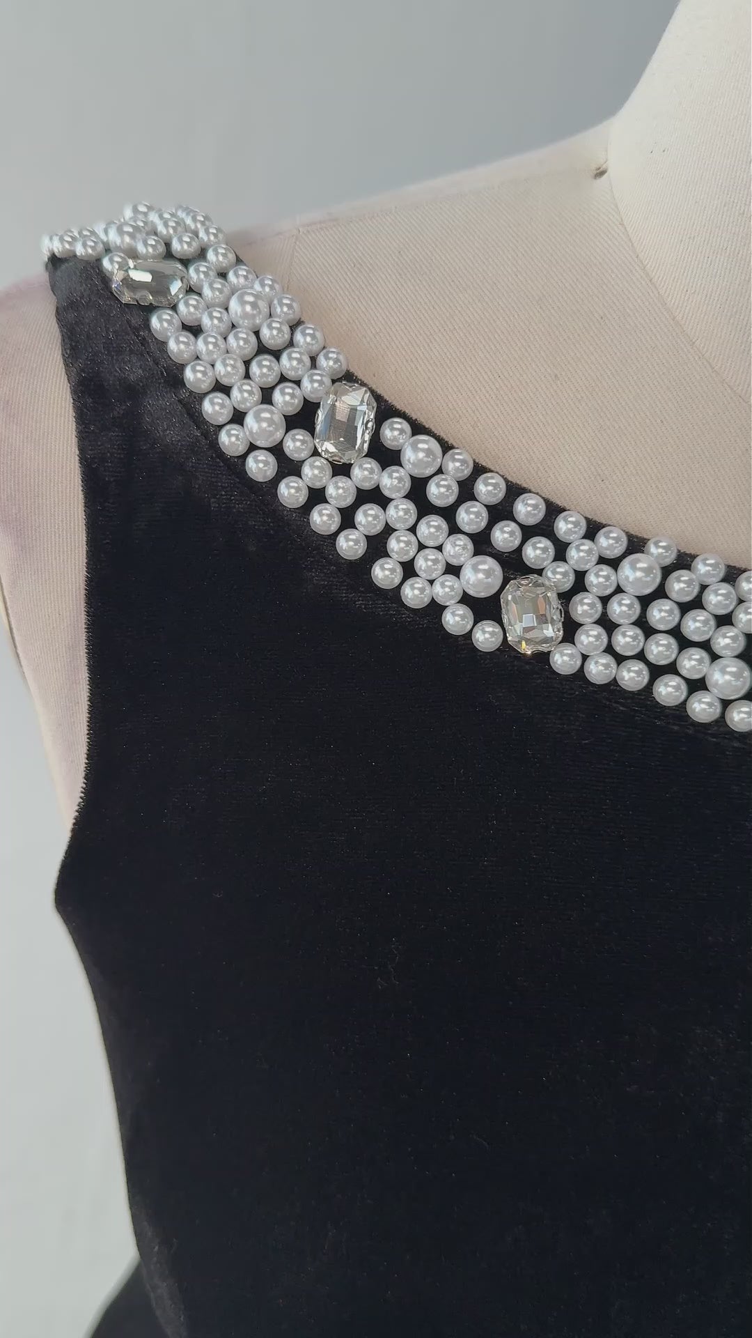 Carica video: Black Velvet Beaded Neck Open Back Evening Gown ST046
