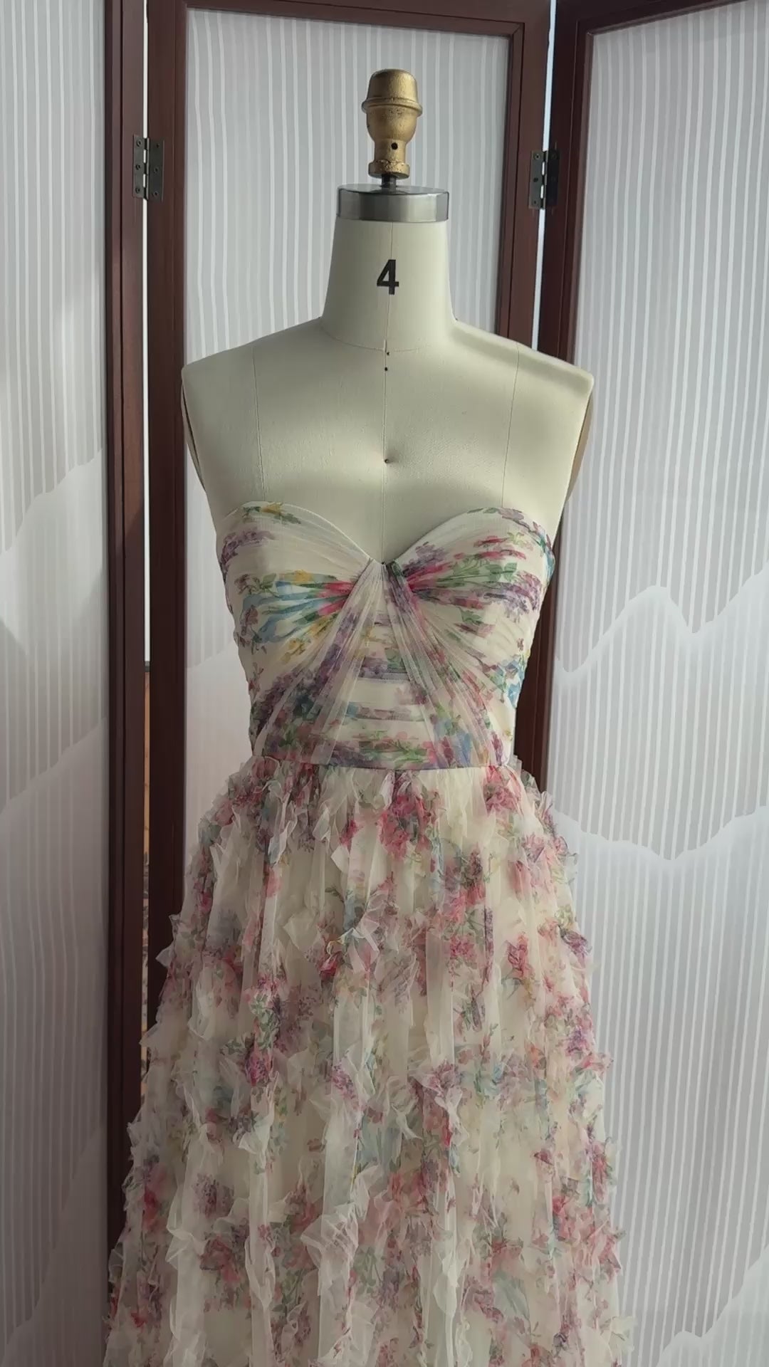 Carica video: Multi Floral Strapless Ruffled Prom Dress SH501