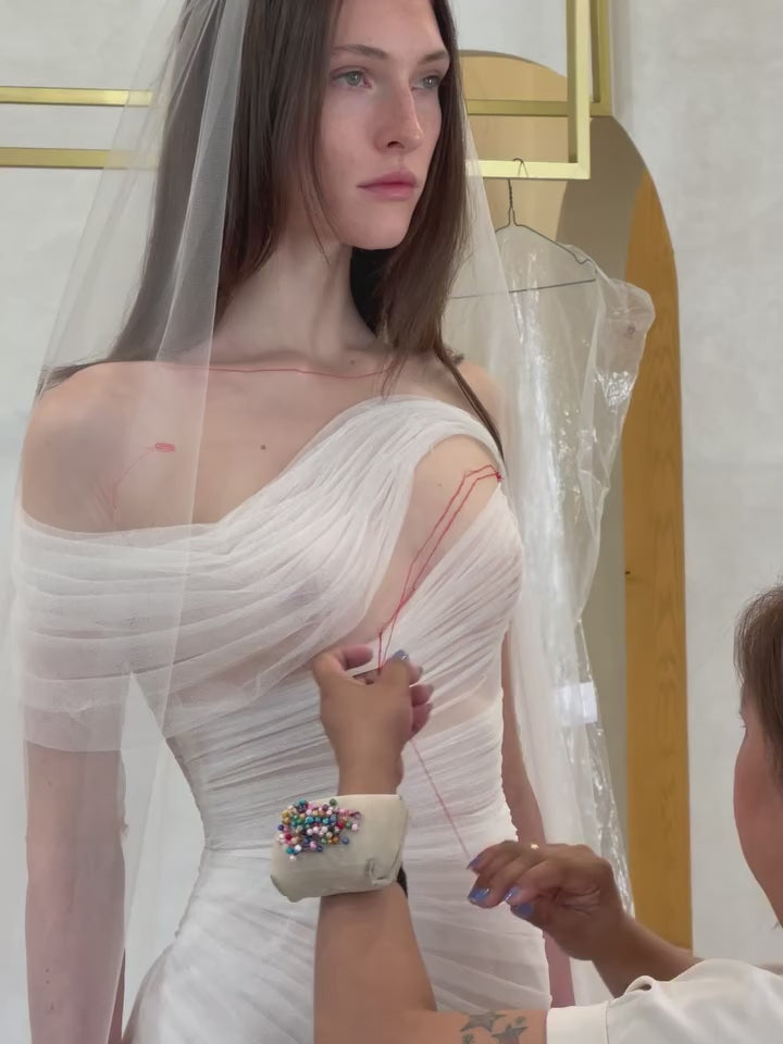 Cargar vídeo: Romantic Strapless Tulle Wedding Dress with Floral Appliques and Soft Draped Design SW232