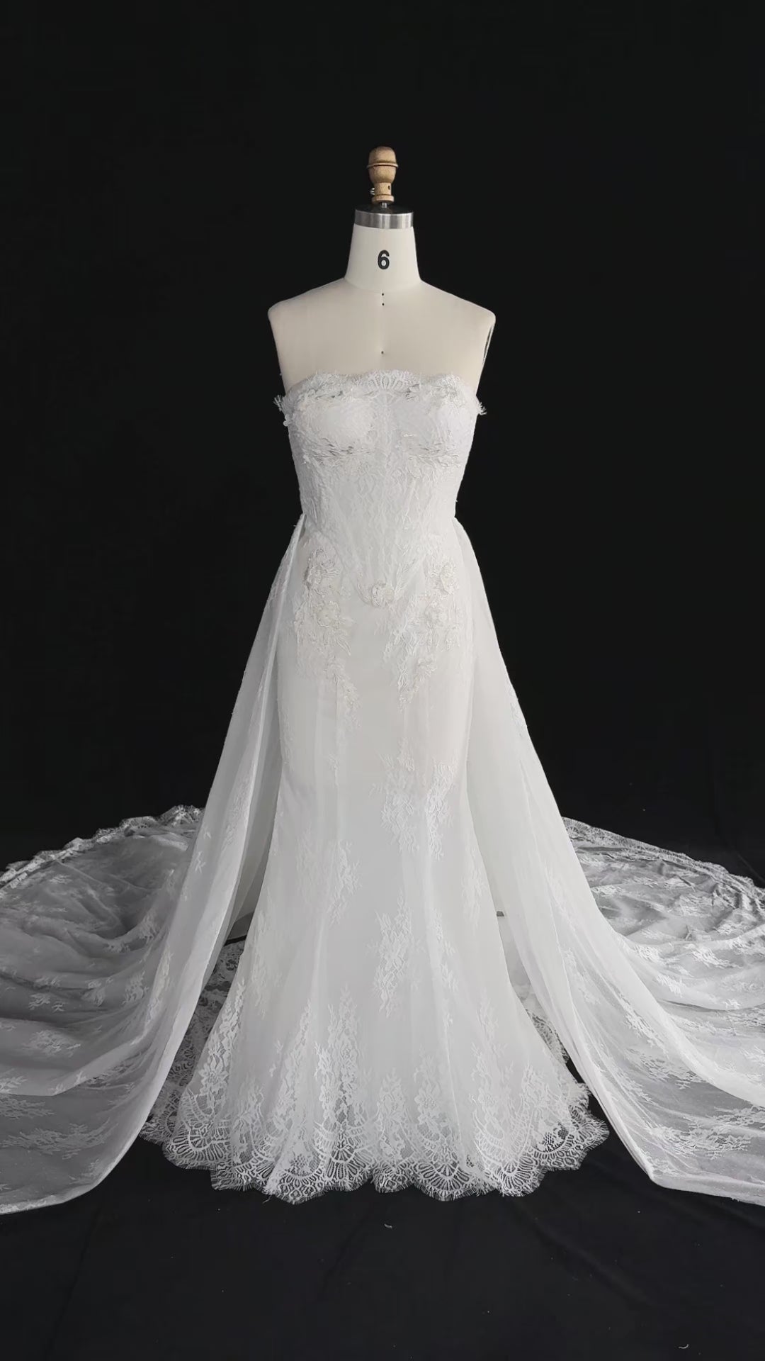 Video laden: White Strapless Boned Corset Mermaid Wedding Gown with Long Train SW671