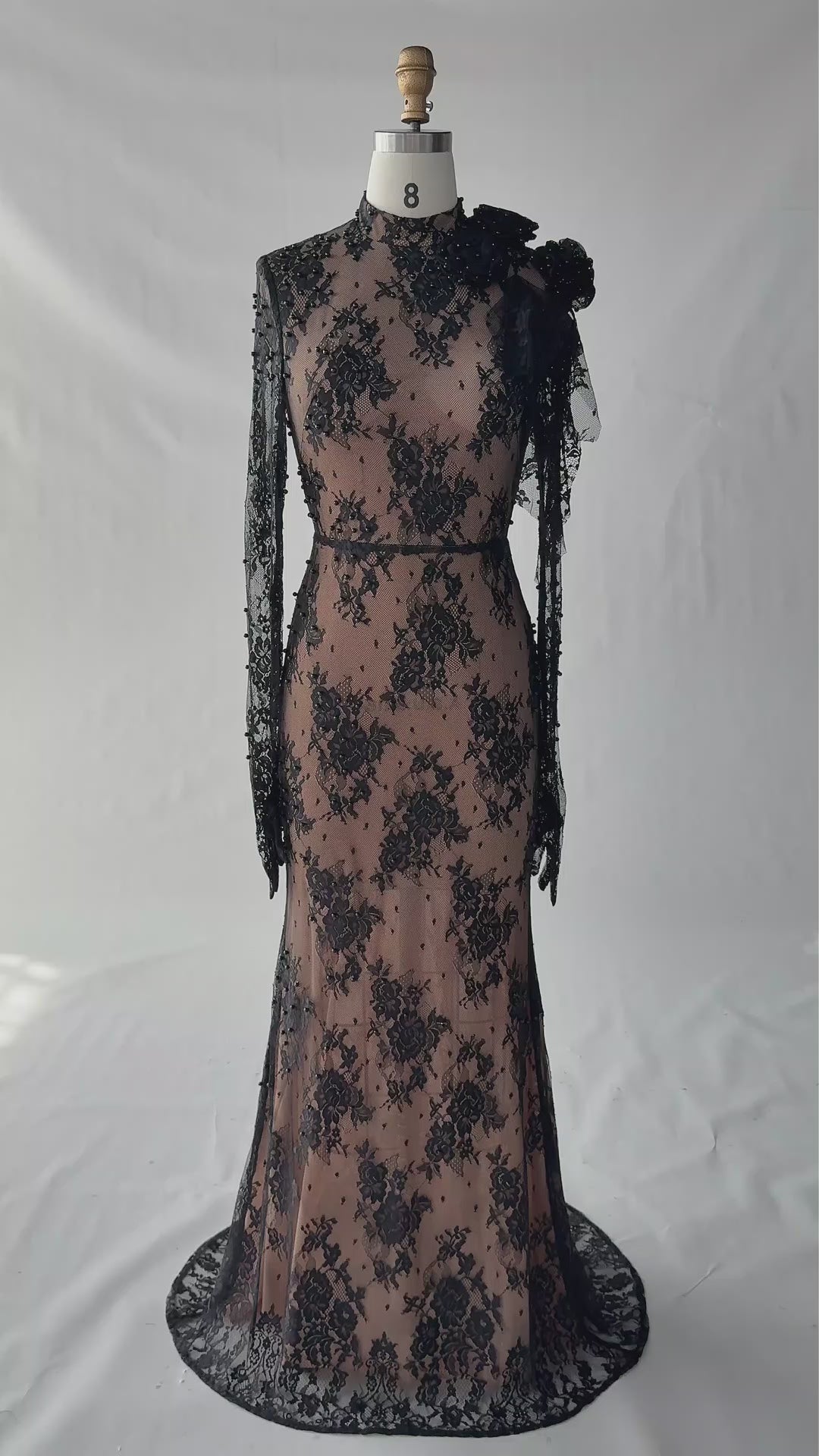 Carica video: Black Lace Floral Applique Mermaid Formal Dress ST043