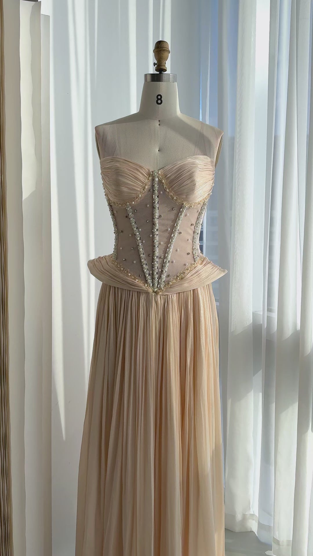 Carica video: Champagne Tulle Corset Sweetheart Evening Dress