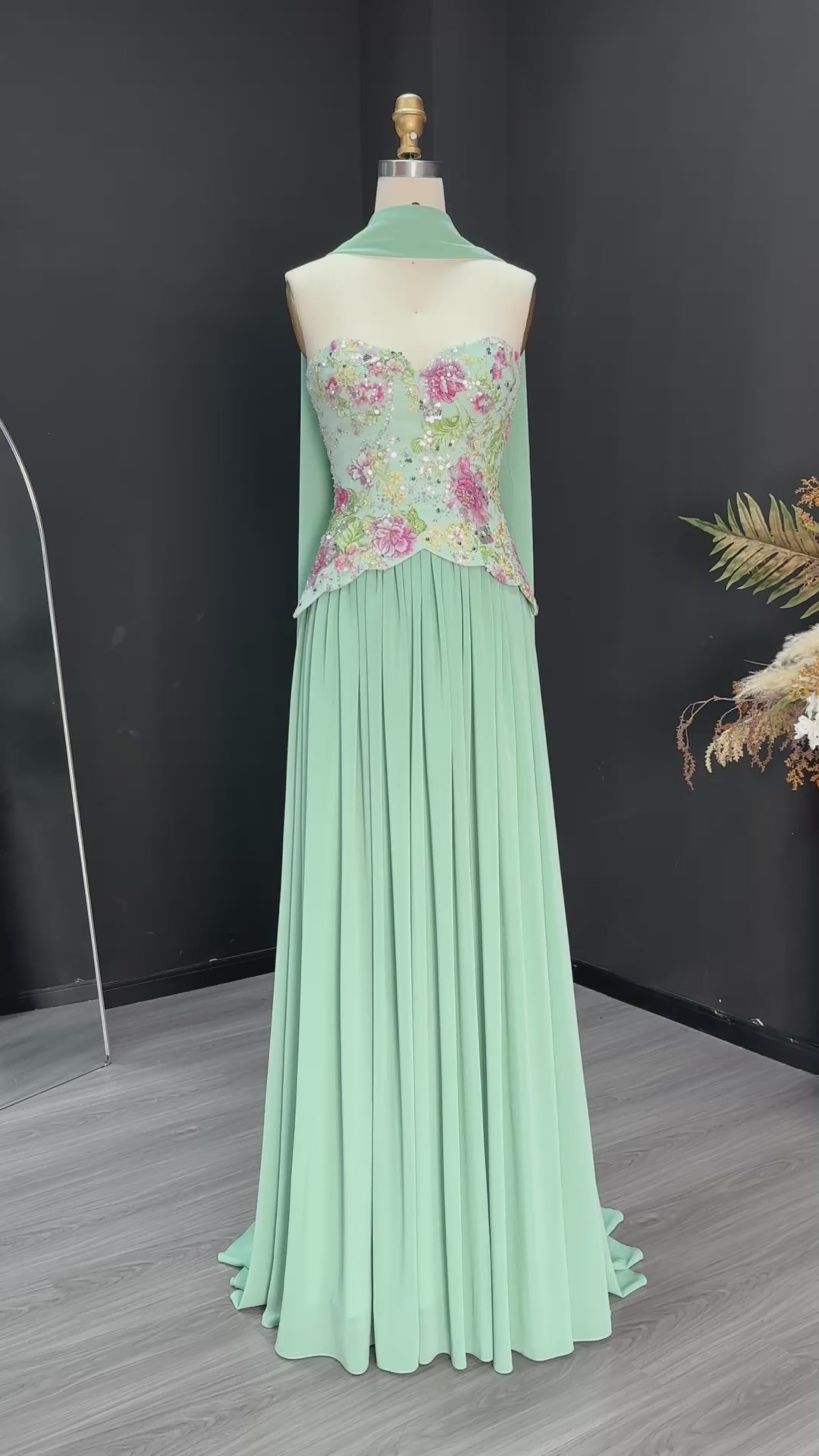Charger la vidéo : Pink Strapless Evening Dress with Floral Beaded Bodice &amp; Chiffon Cape Scarf SS480