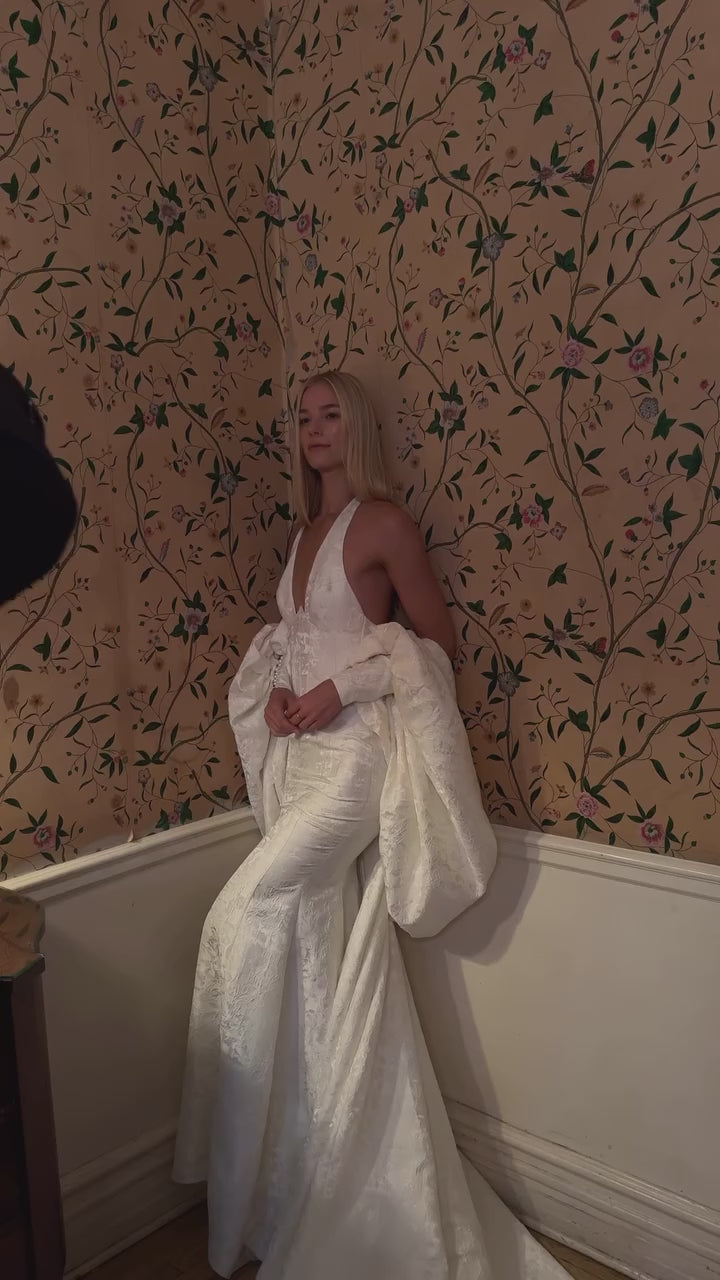 Load video: Long Mermaid Wedding Dress with Detachable Puff Sleeves SW188