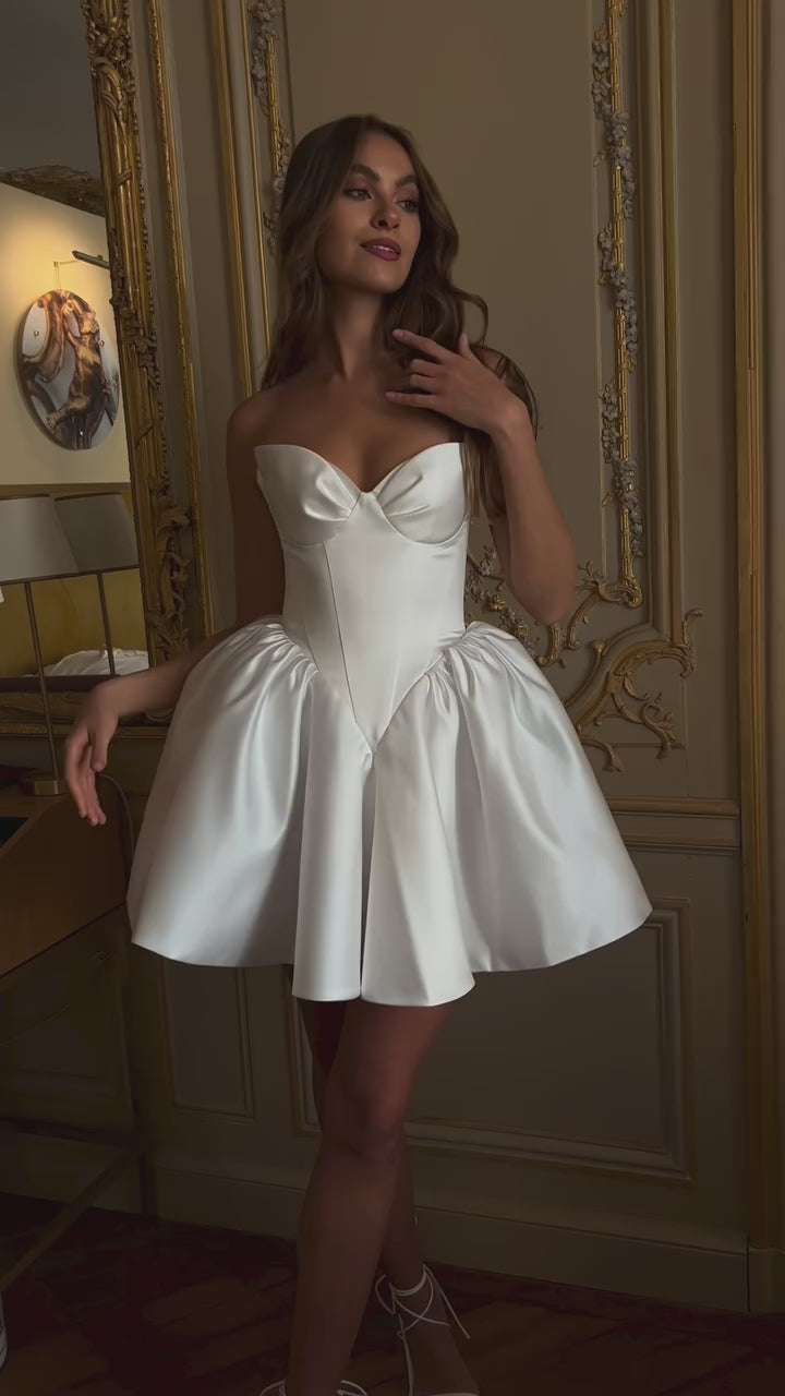 Charger la vidéo : Luxury Satin Corset Mini Wedding Dress with Puffy Skirt SW103
