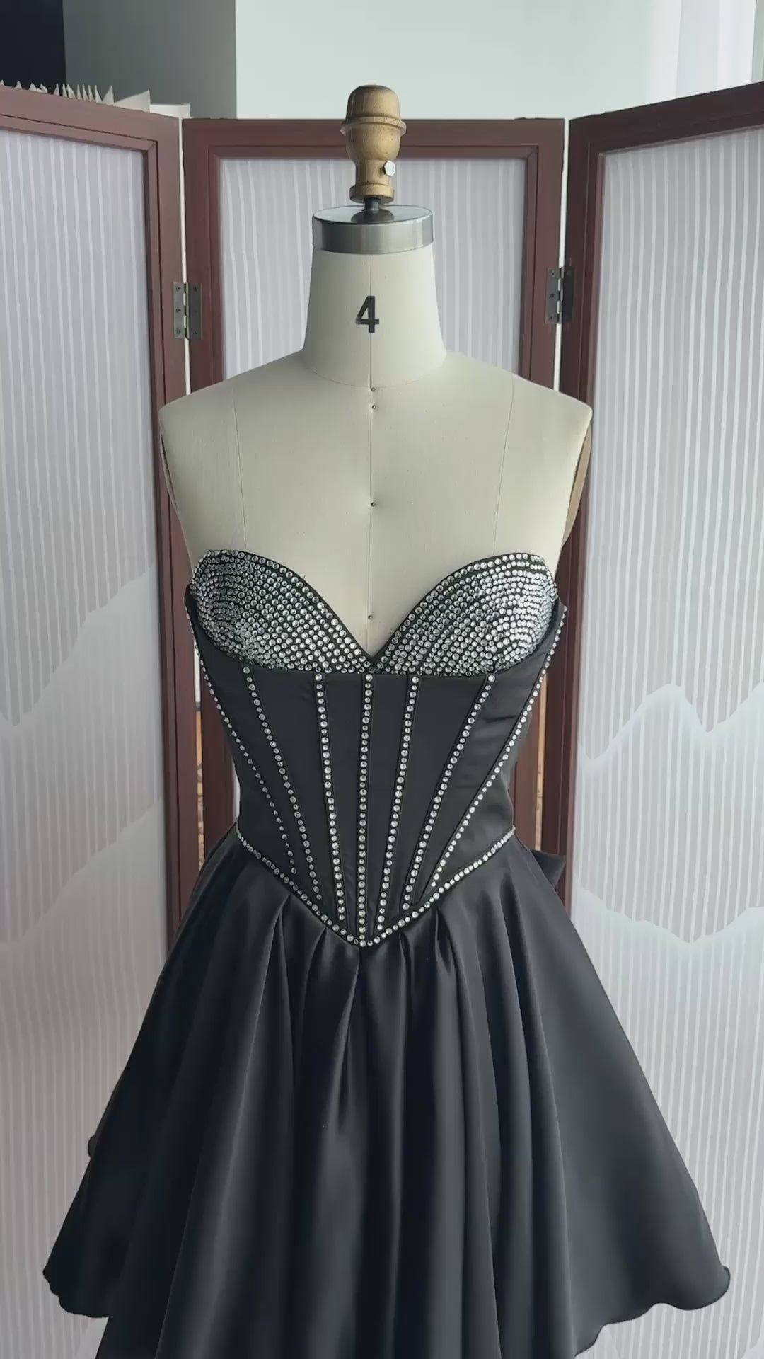 Charger la vidéo : Black Satin Strapless A-Line Sweetheart Mini Homecoming Dress RM183