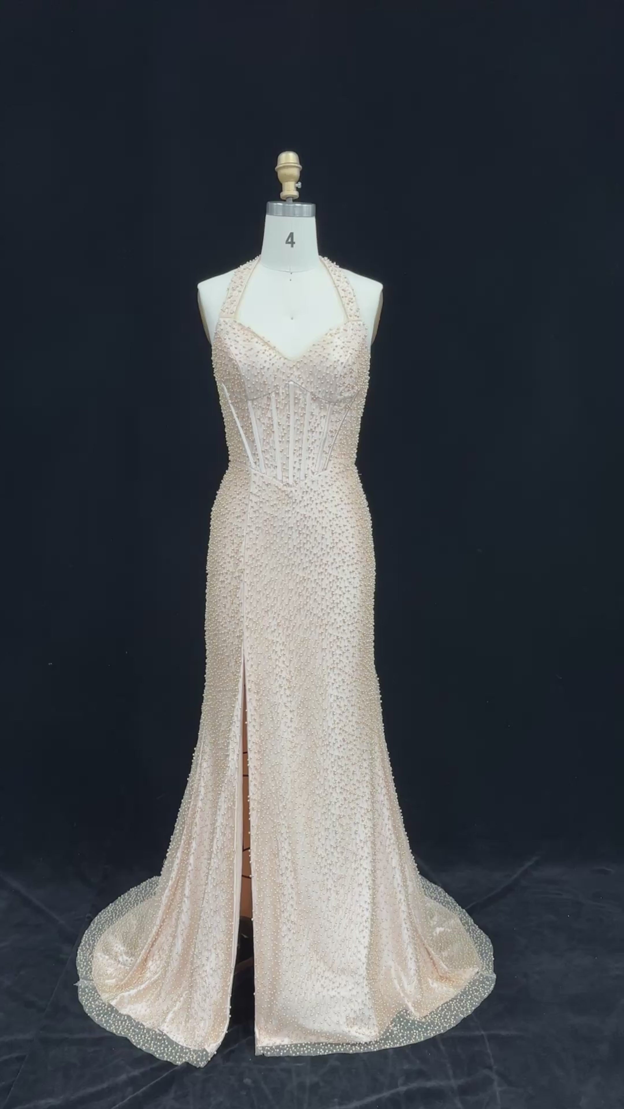 Carregar vídeo: Elegant Champagne Halter Neck Mermaid Prom Dress with Beaded Bodice SH187