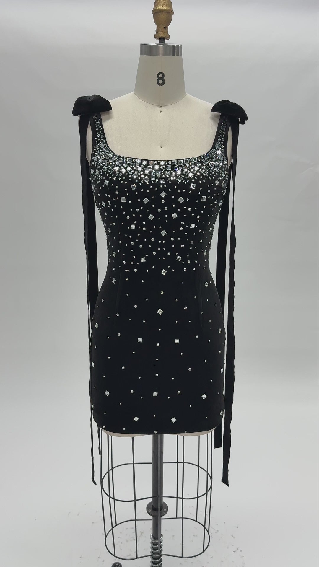Video laden: Black Crystal Embellished Velvet Mini Evening Dress with Ribbon Tie Straps ST027